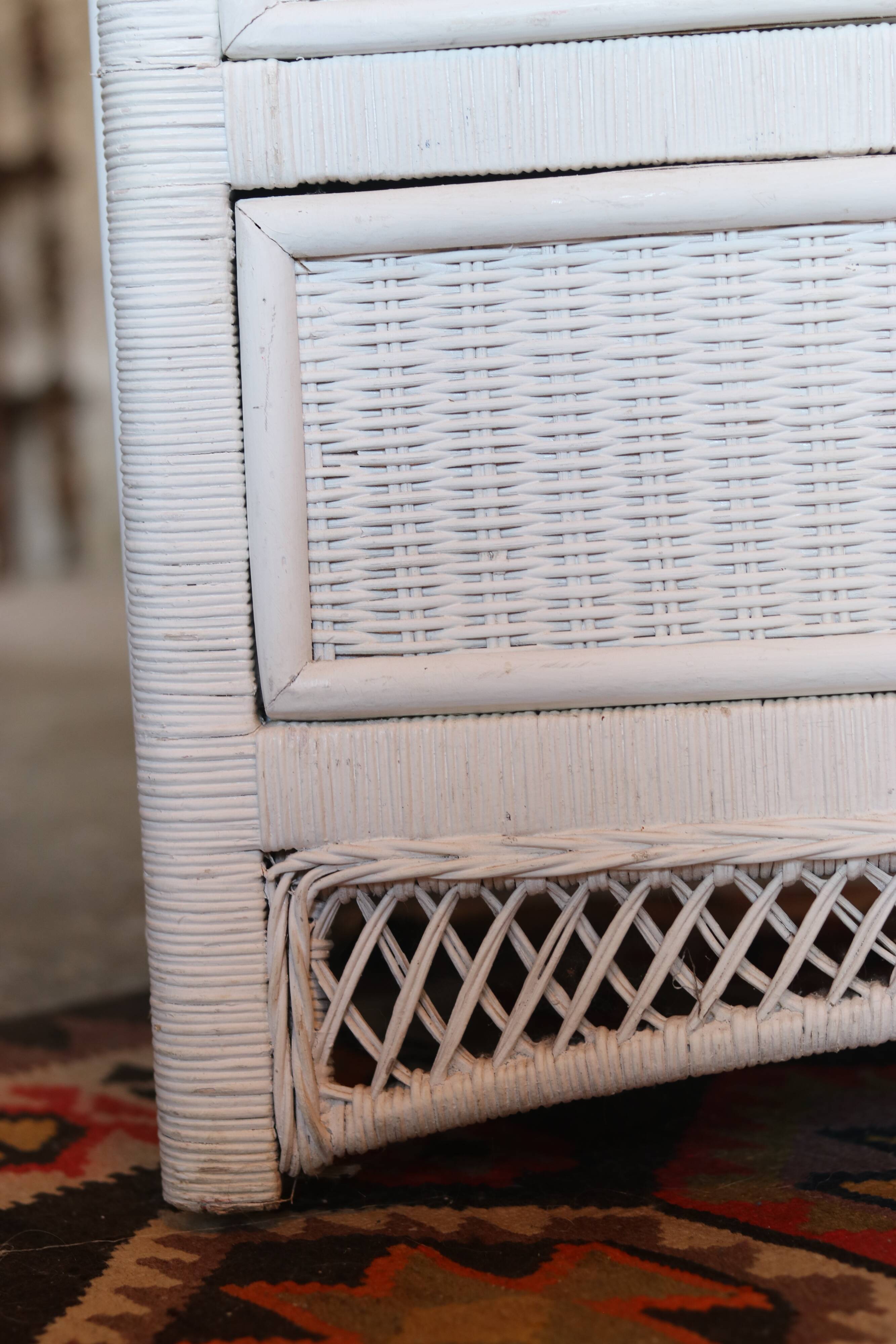 Chiffonnier vintage en osier blanc