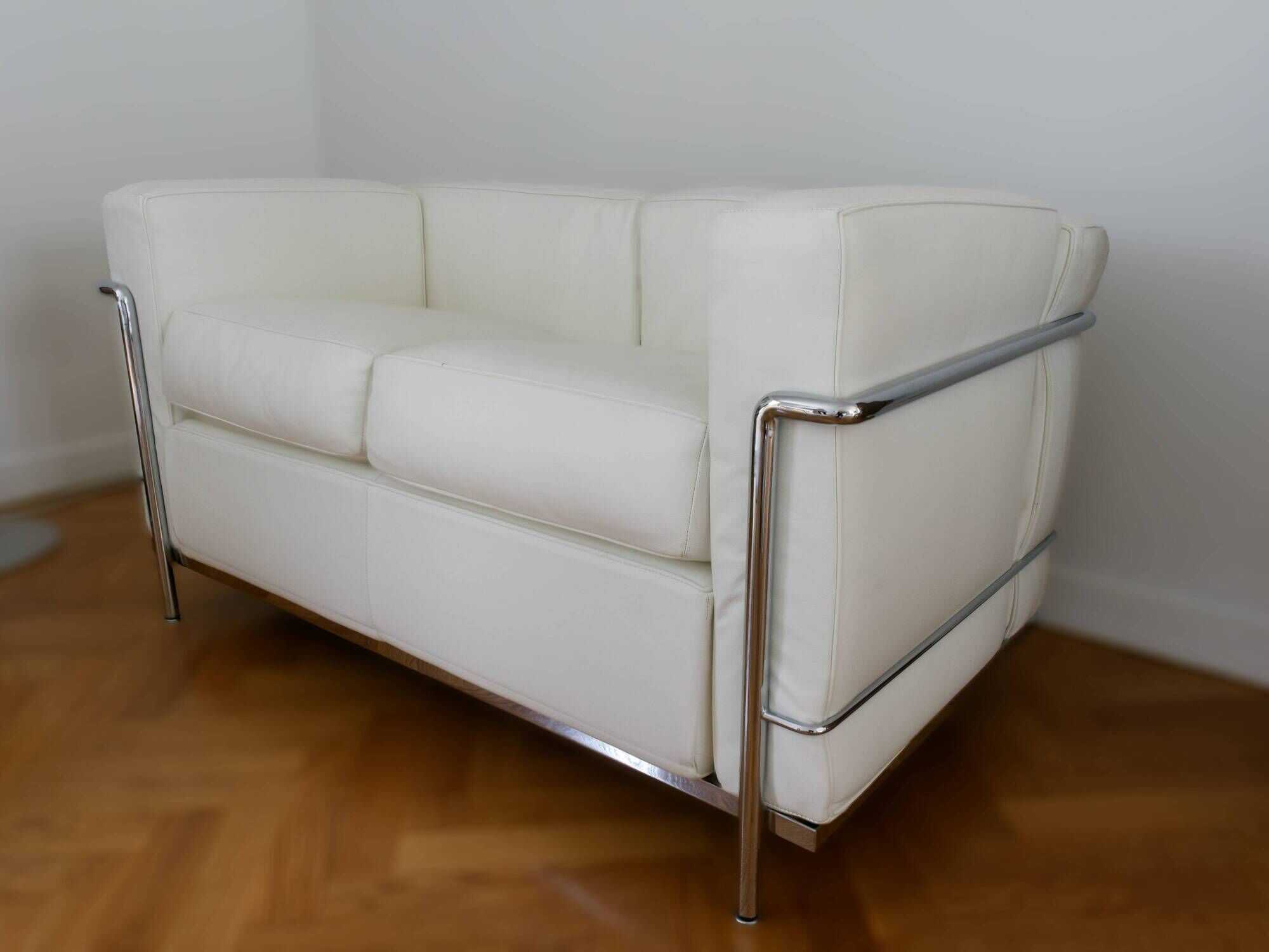 LC2 Le Corbusier 2-seater sofa, white leather, reissue by Cassina, excellent condition.