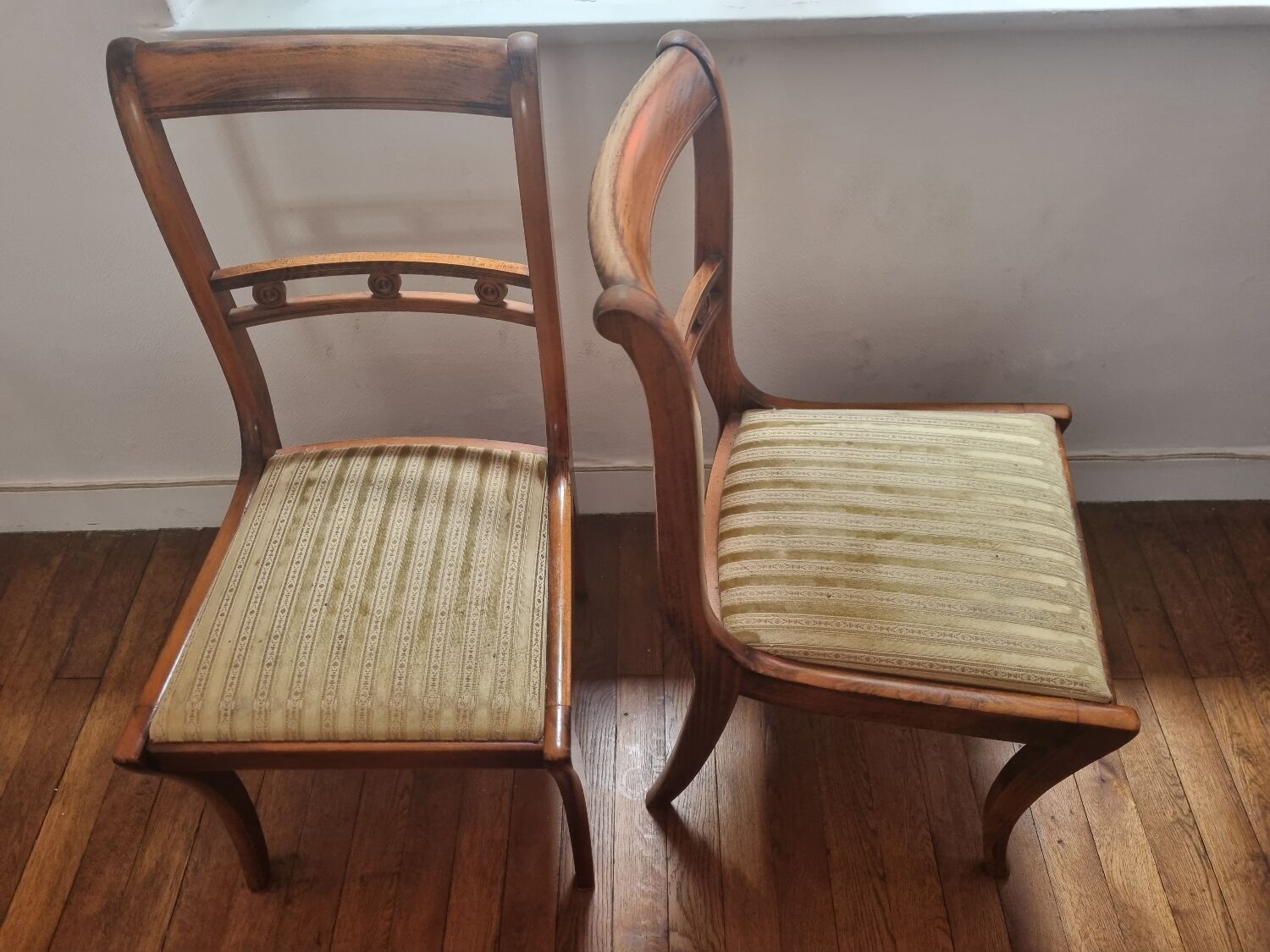Dining room, round table and chairs