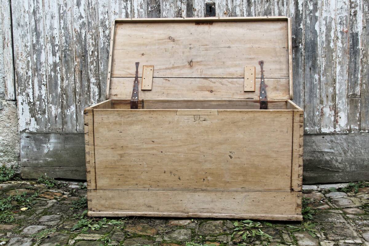 Old wooden chest, dovetail assembly