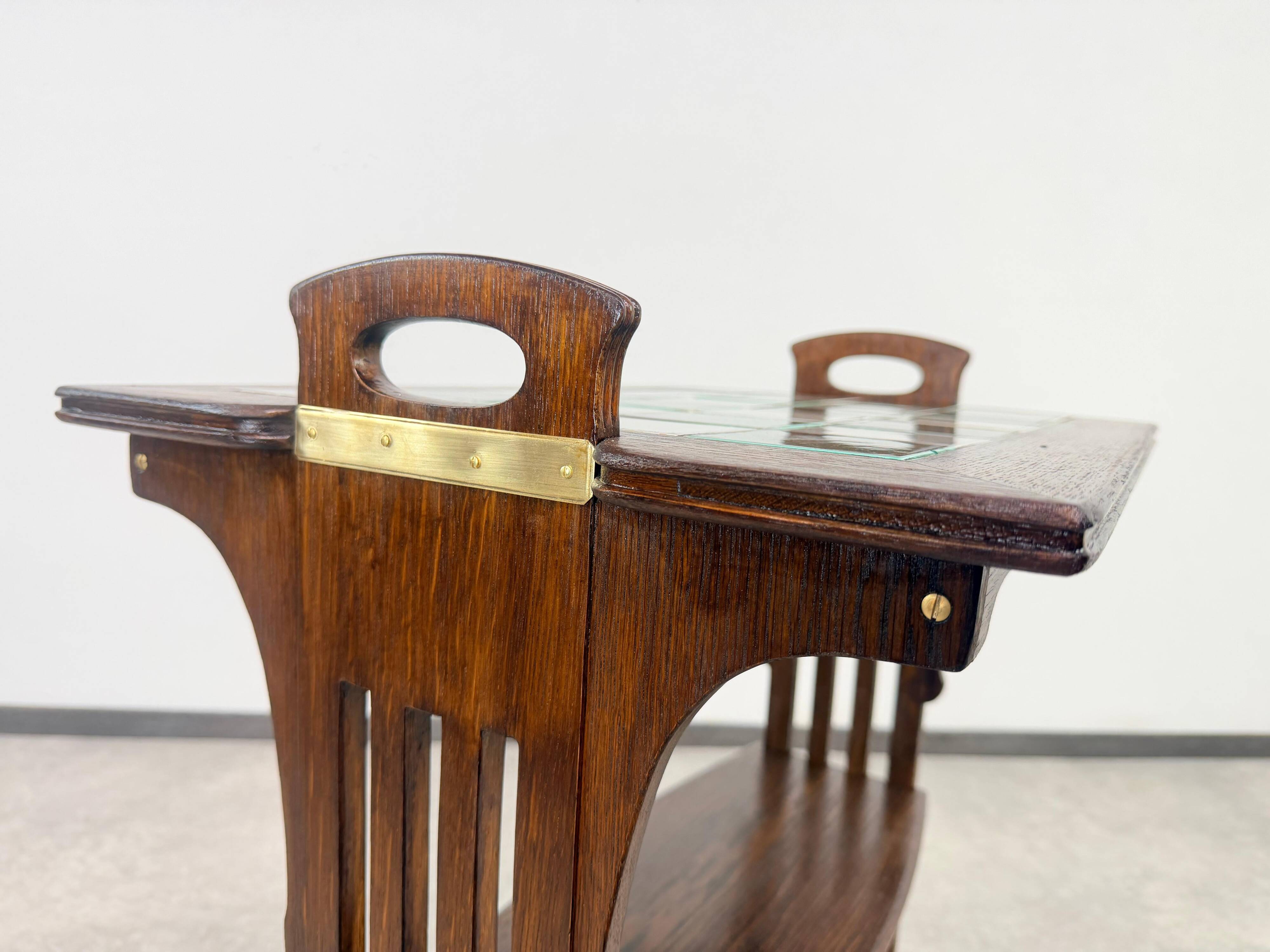 Table de service dans le style de la sécession viennoise