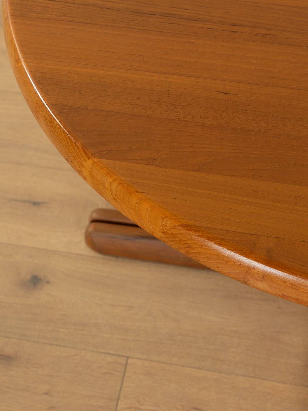 Dining table from the 1960s, solid frame and tabletop made of teak