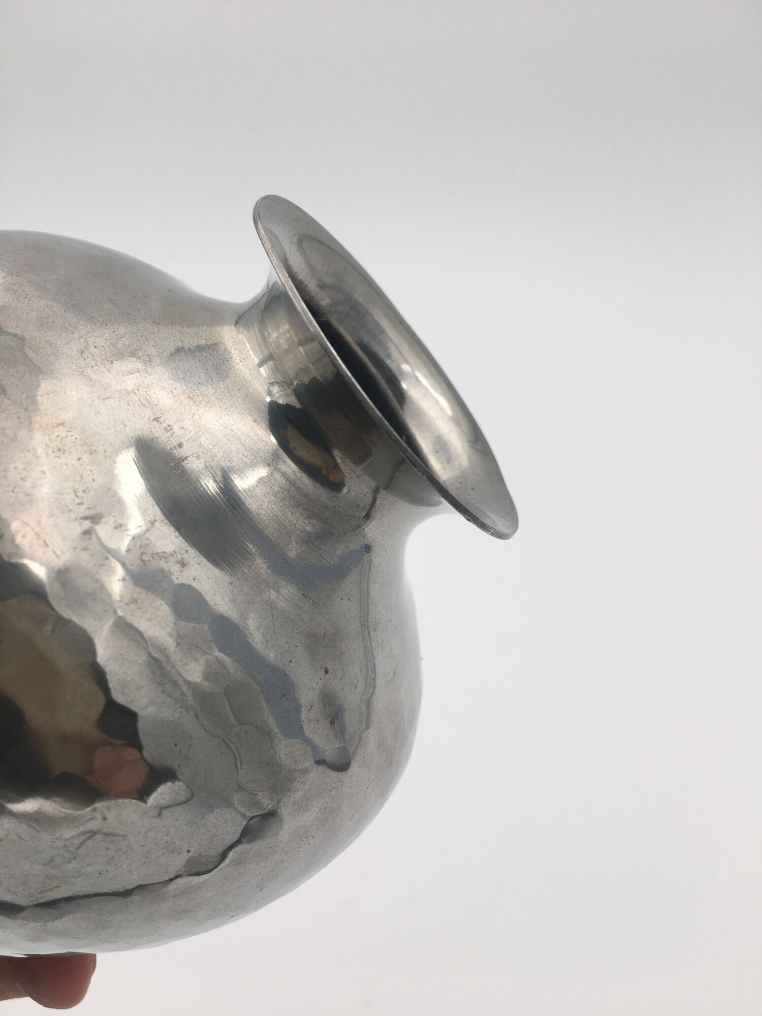 Vase ball in shiny hammered pewter, art deco, signed Chanal - 1910's