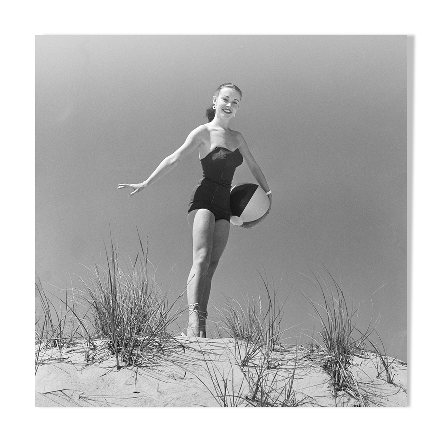 Paper photo barium 300g Pin Up at 60-year-round woman balloon at the beach