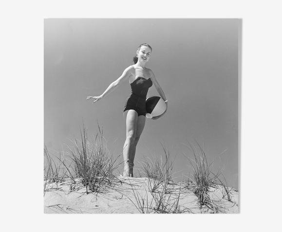 Photo papier baryté 300g Pin Up au ballon femme année 60 à la plage