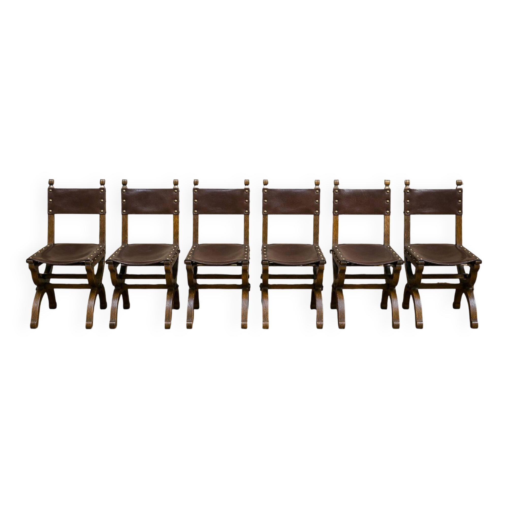Suite de six chaises de style Renaissance en chêne et cuir