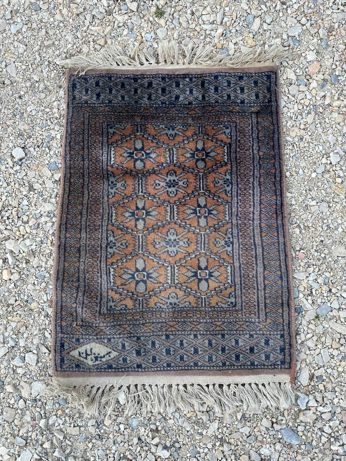 Handmade Pakistani rug