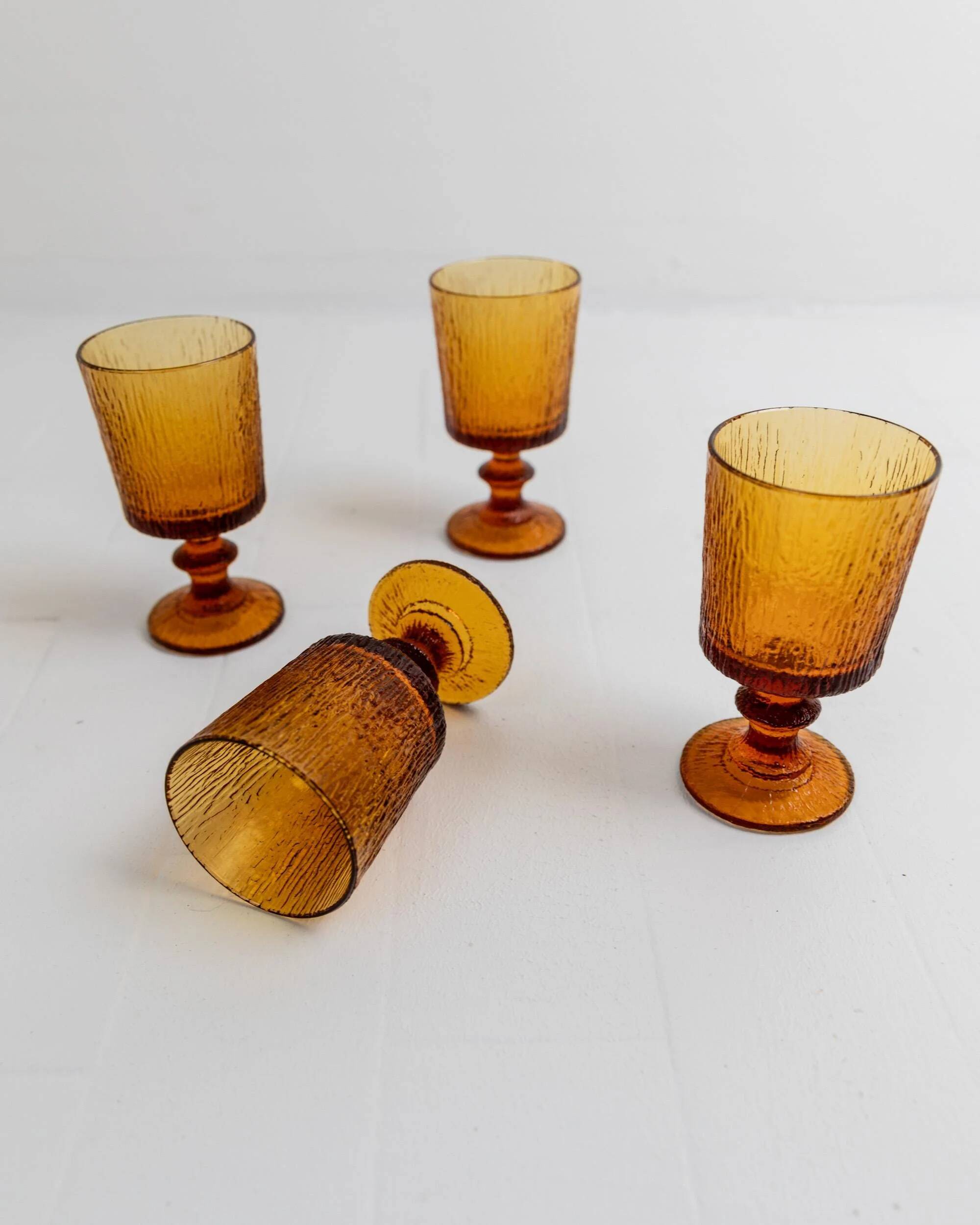 Lot of 4 vintage wine glasses from the 1970s, textured amber on a stem, design by Timo Sarpaneva for Iittala.
