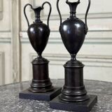 Paire de vases en bronze patine noire, XIXème siècle
