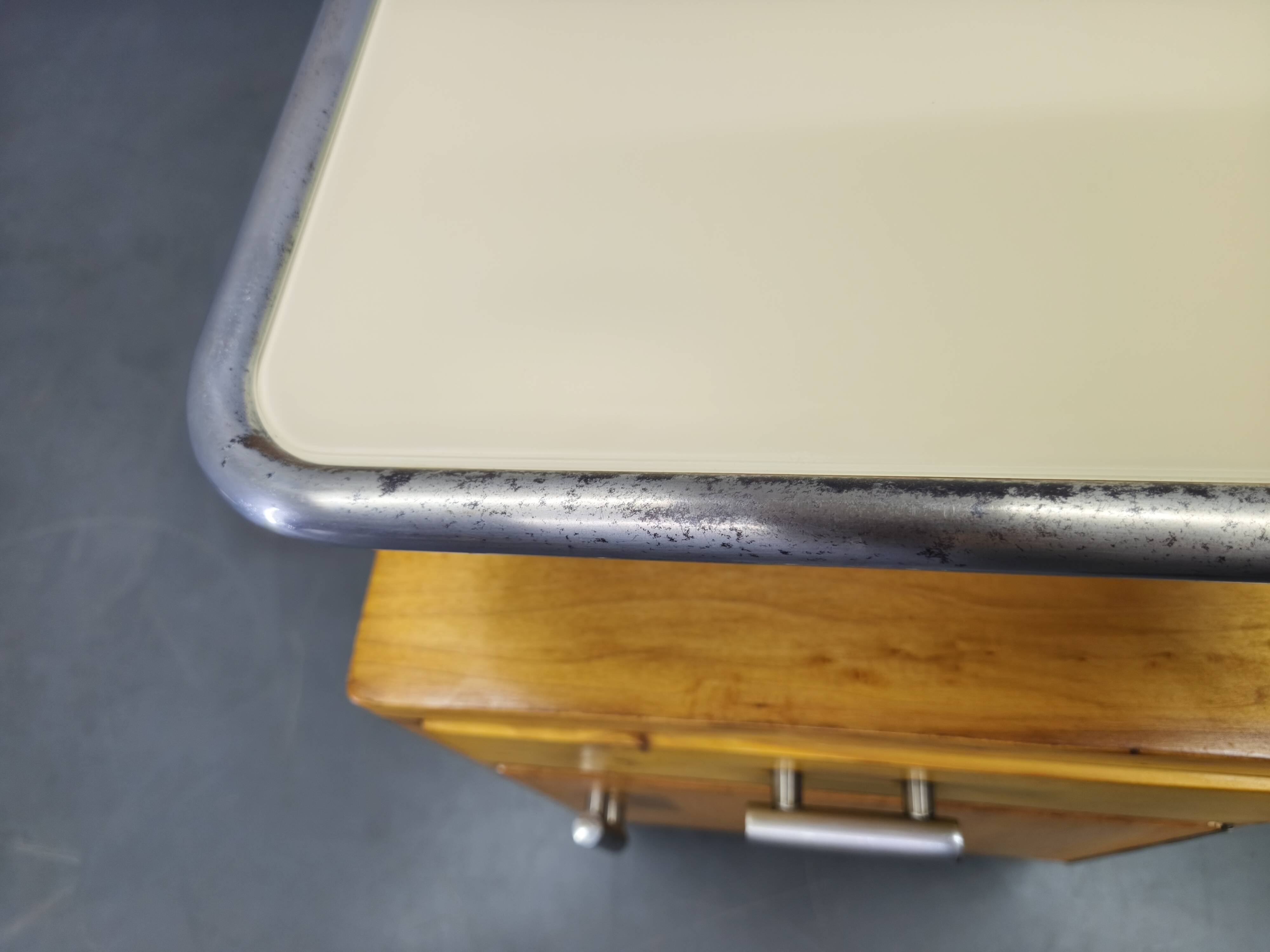 Table de nuit tubulaire en chrome Bauhaus avec plateau en verre, années 1930