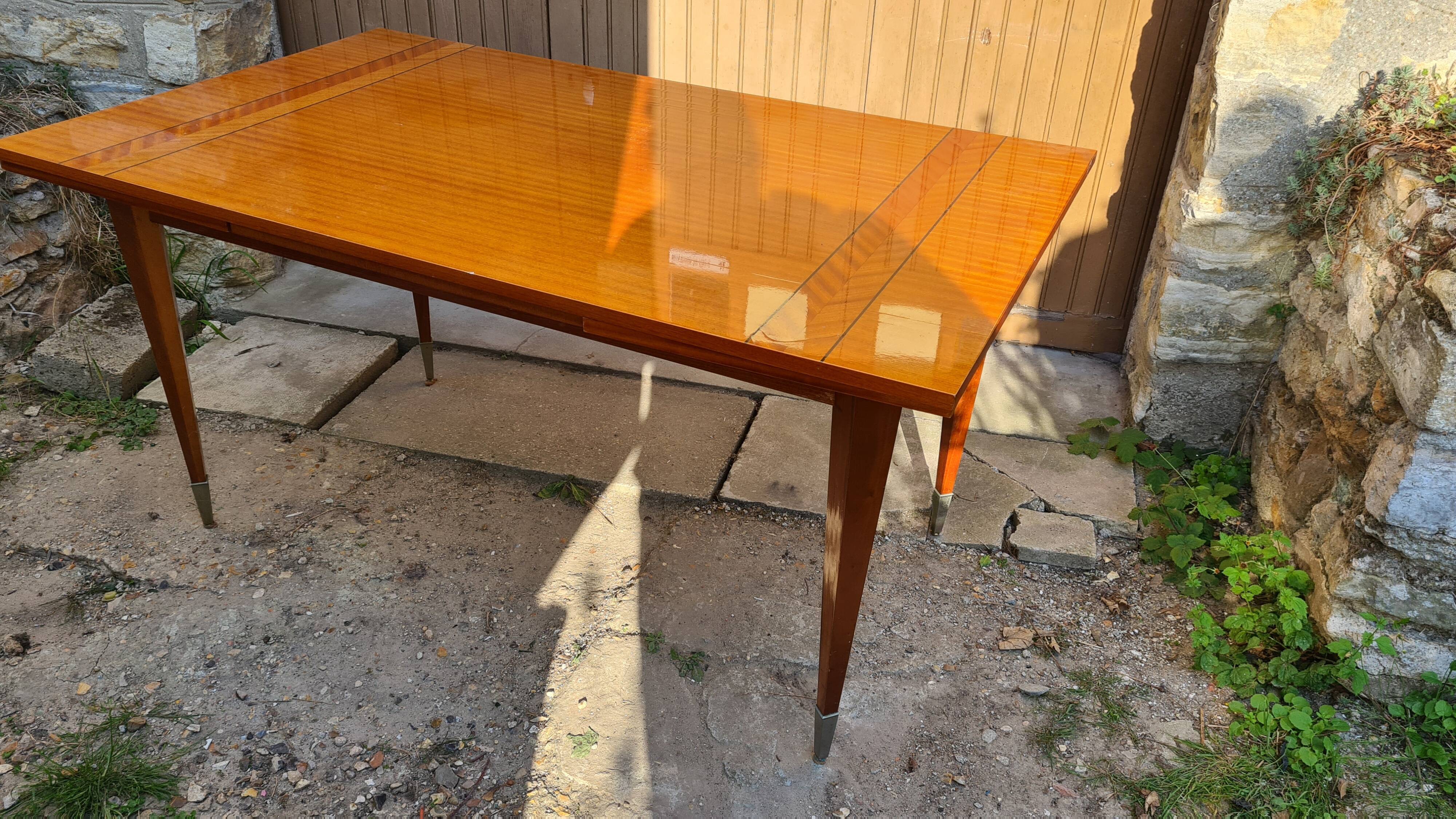 Table avec belle marqueterie