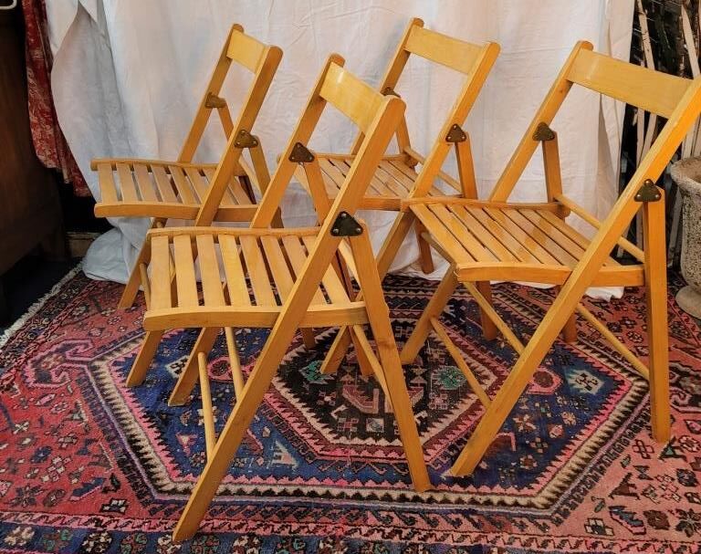 Set of 4 folding chairs in varnished wood