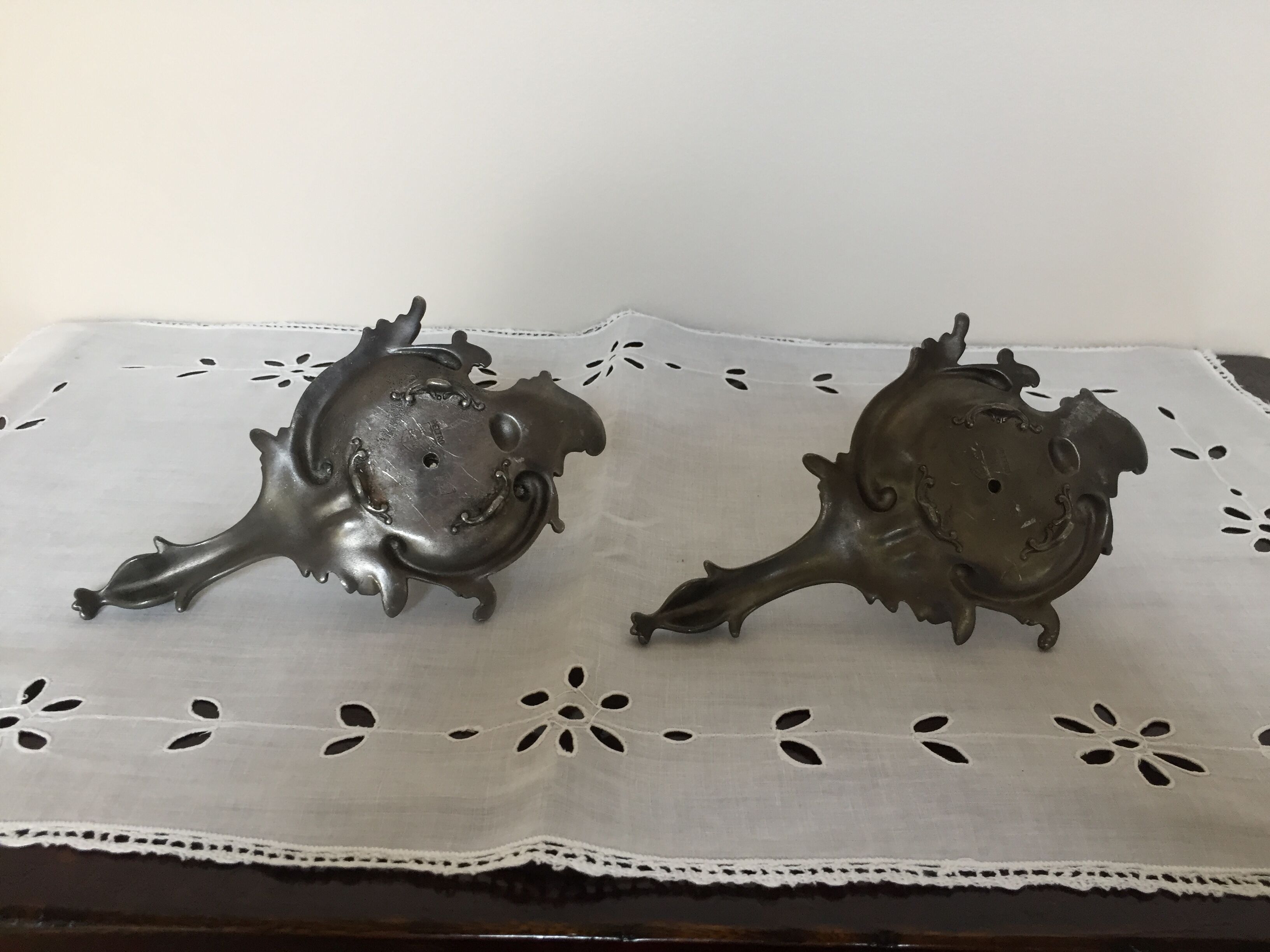 Paire de bougeoirs en étain rat de cave Italie