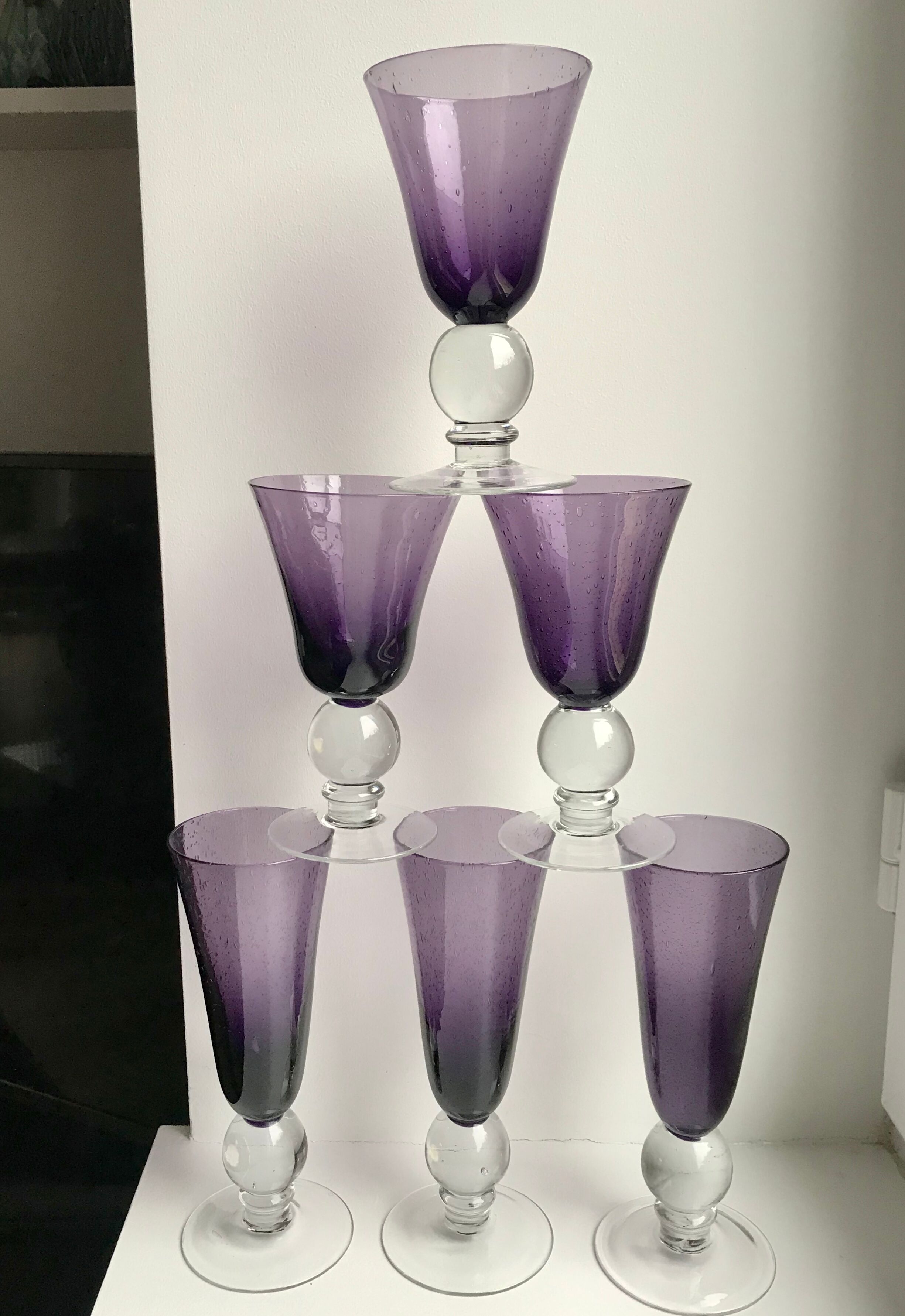 Ensemble de 3 verres à vin et flûtes à champagne en verre bullé de biot violets années 70