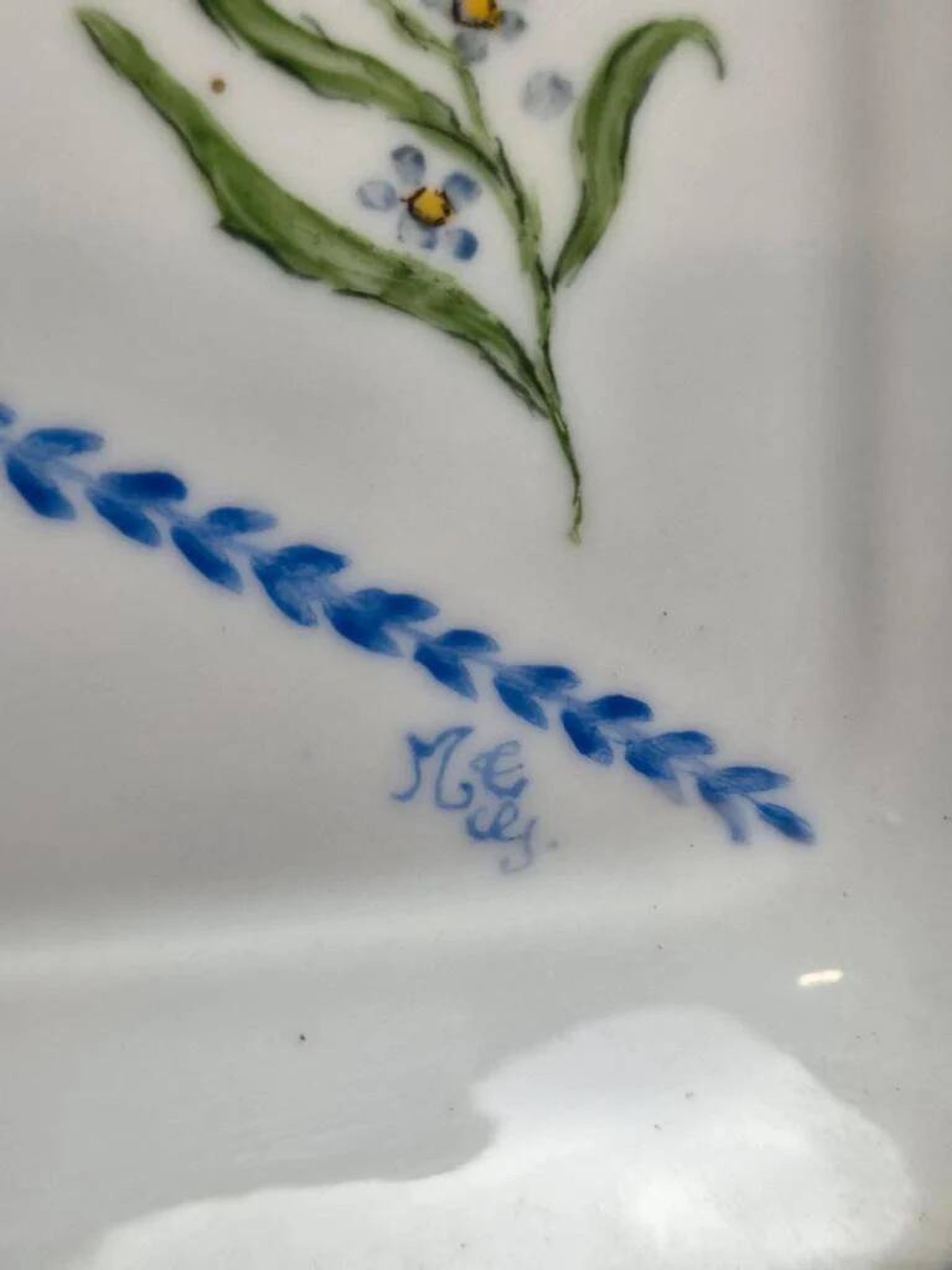 Large Limoges porcelain cake plate, hand-painted and signed – floral decoration.