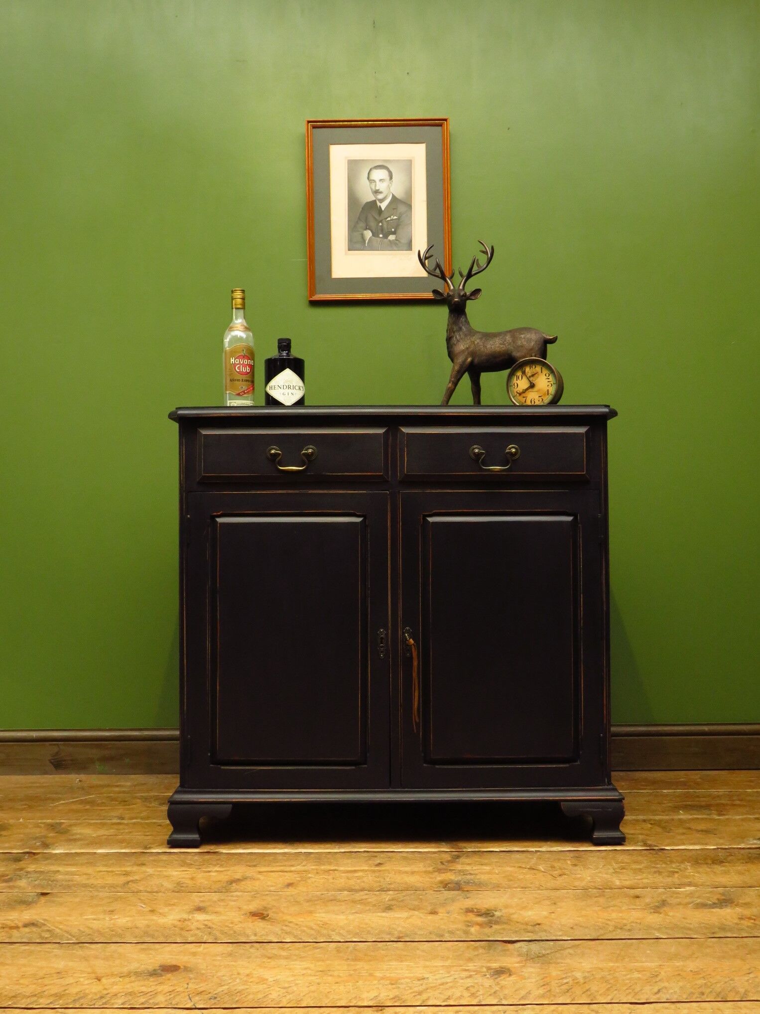 Buffet de cuisine noir peint