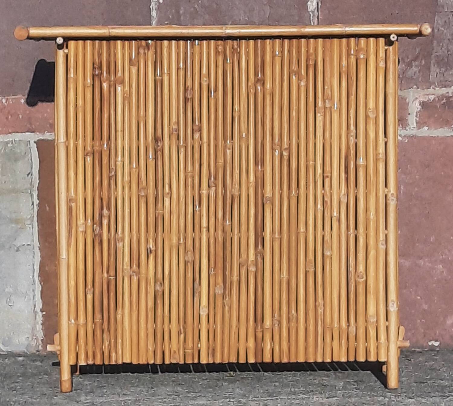 Bamboo counter or bar. (With 2 folding high chairs)