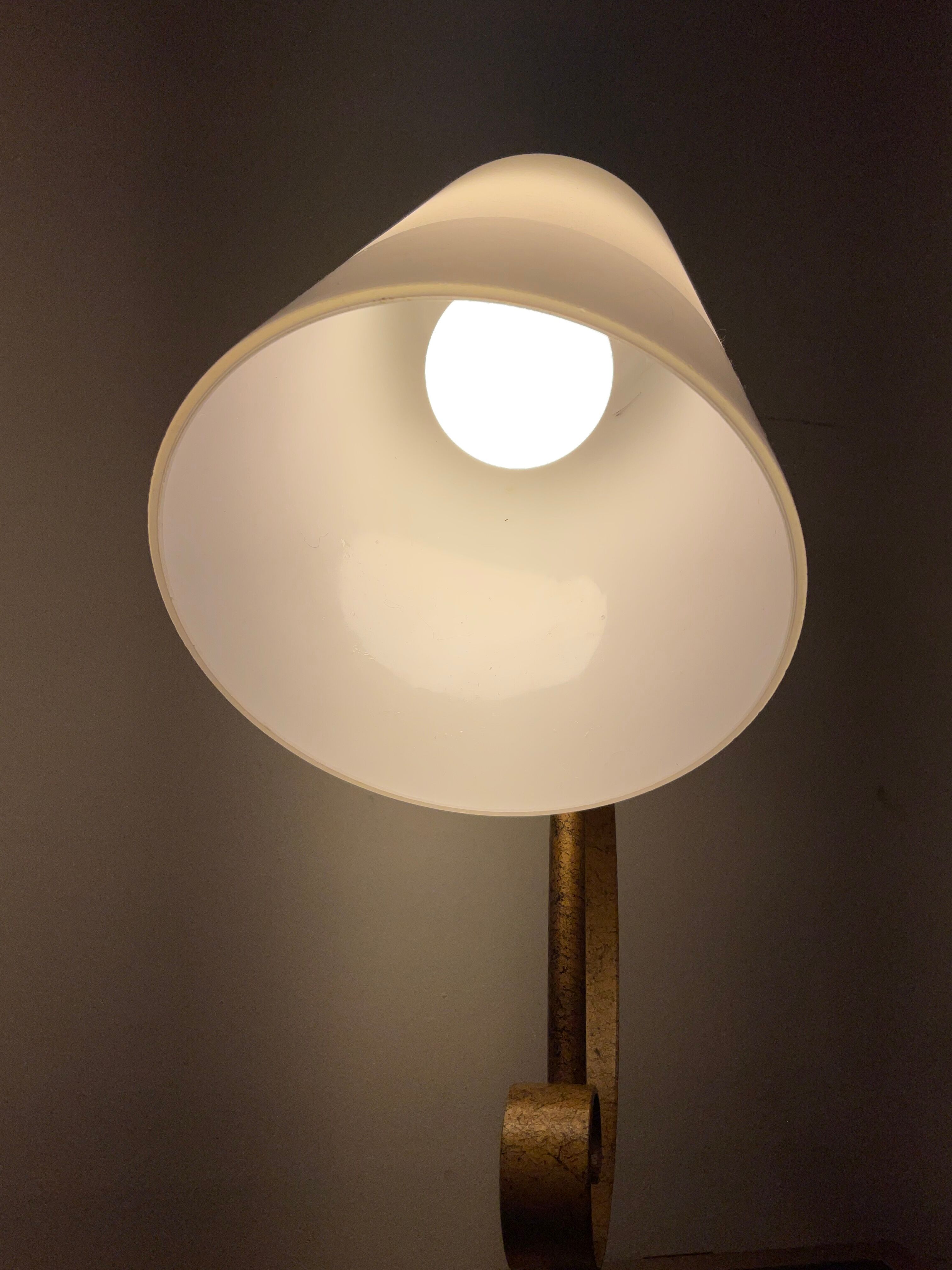 Vintage lamp in wrought iron and opaline