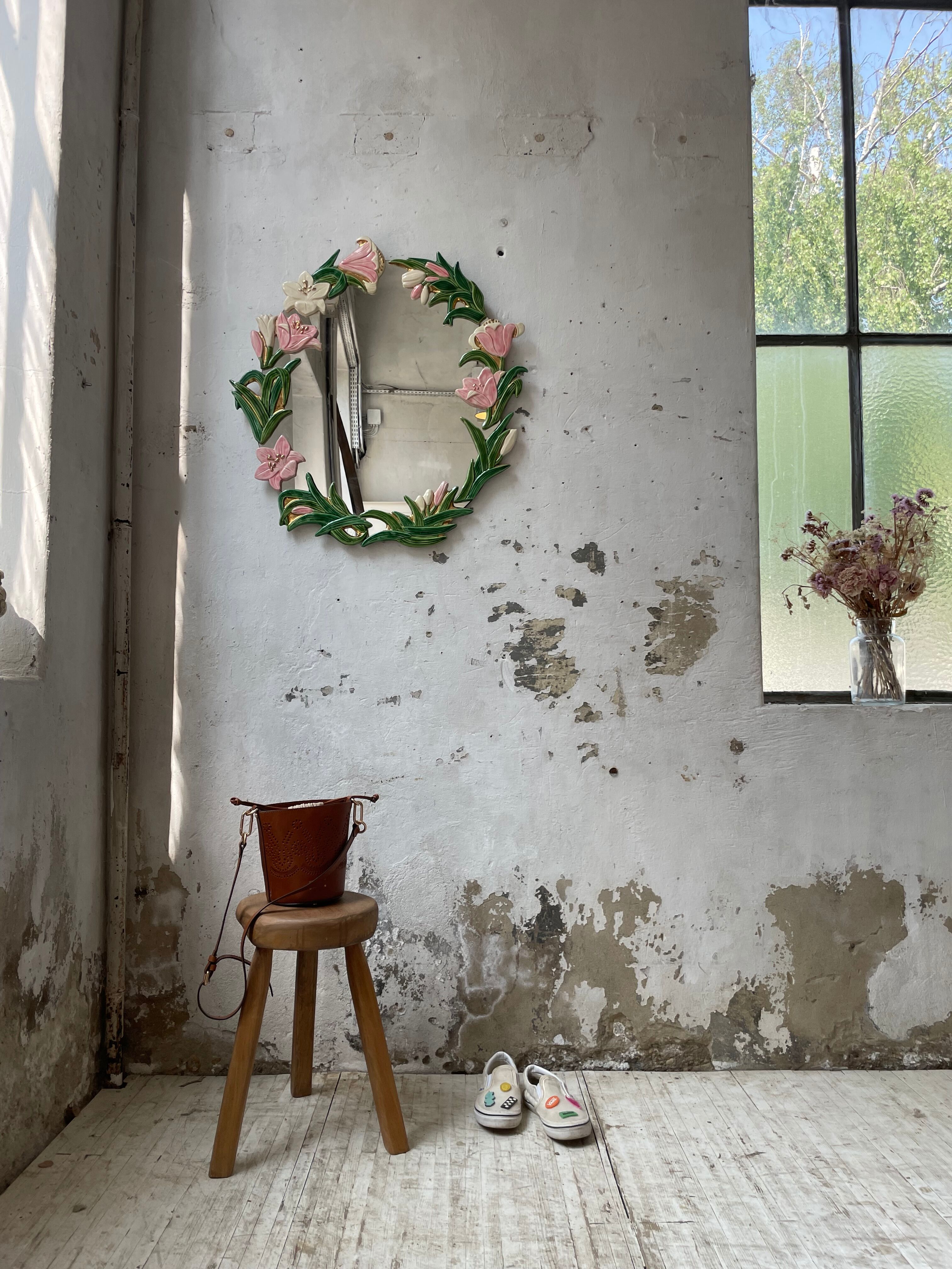 Oval ceramic mirror with flowers