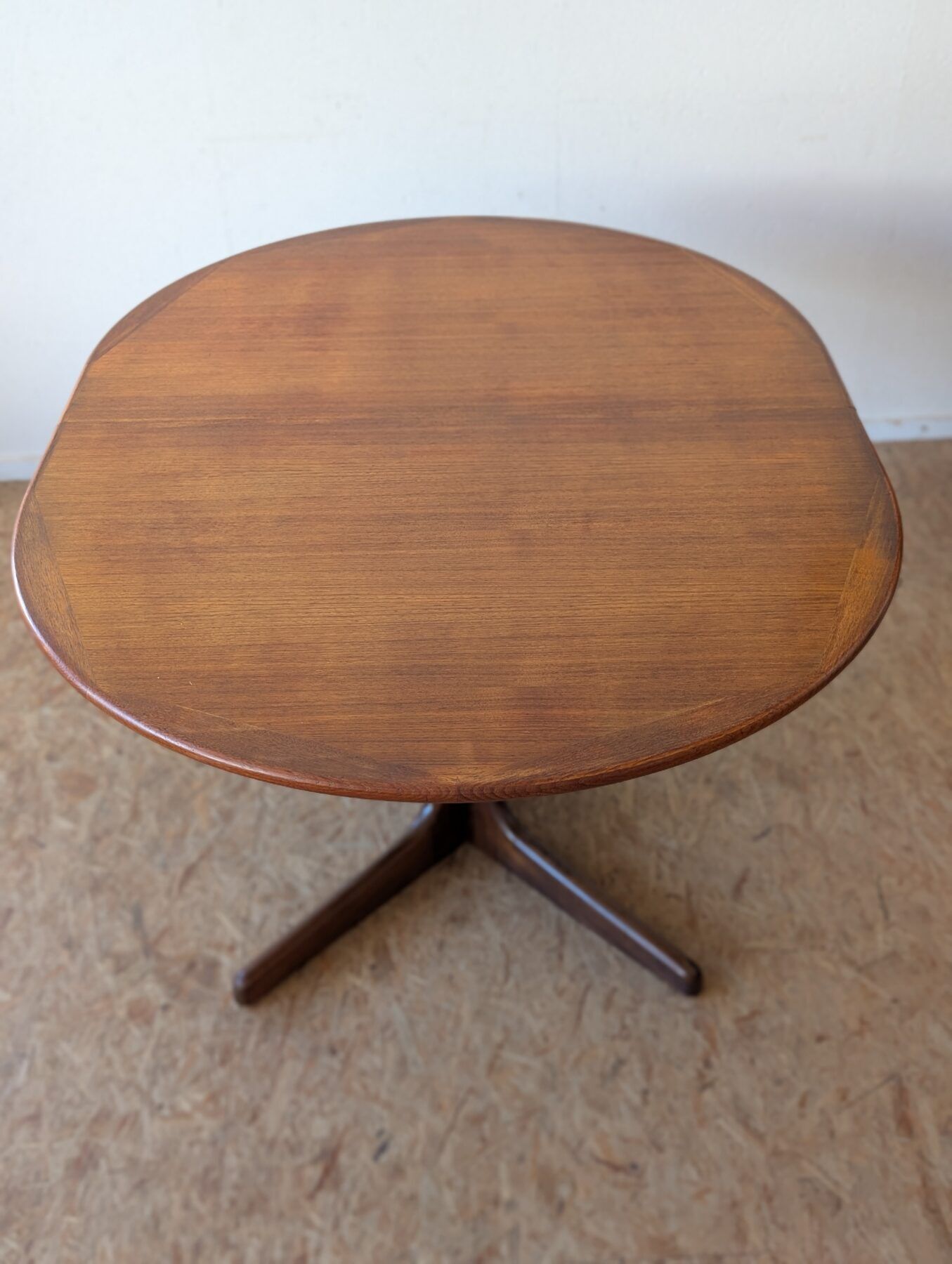 Scandinavian teak oval table from the 1960s, extendable up to 243 cm.