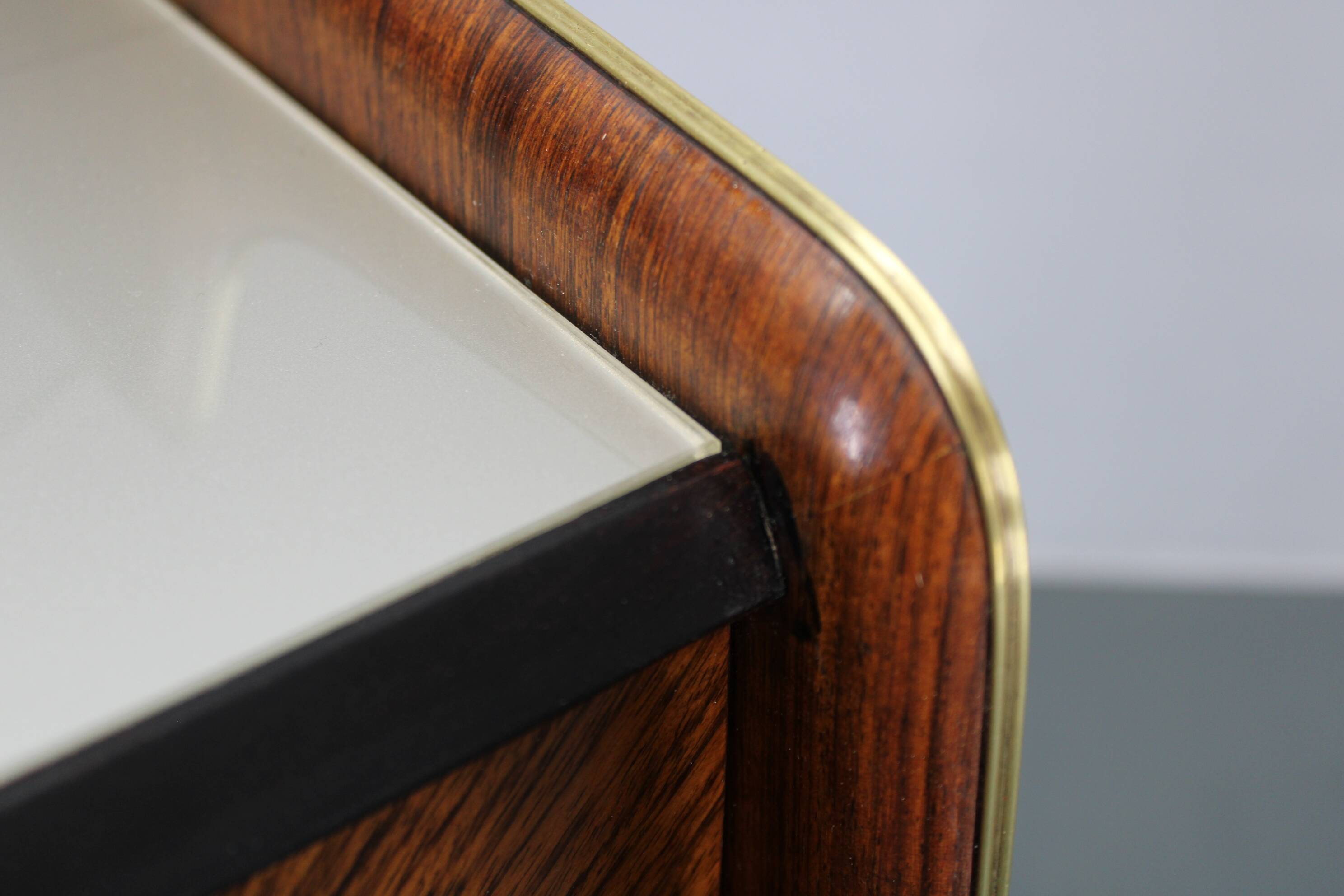 Buffet italien organique des années 1950 avec plateau en verre et 4 tiroirs