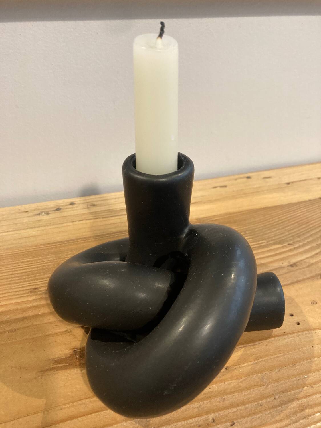 Black ceramic knot candle holder