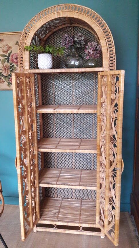 Shelf rattan peacock