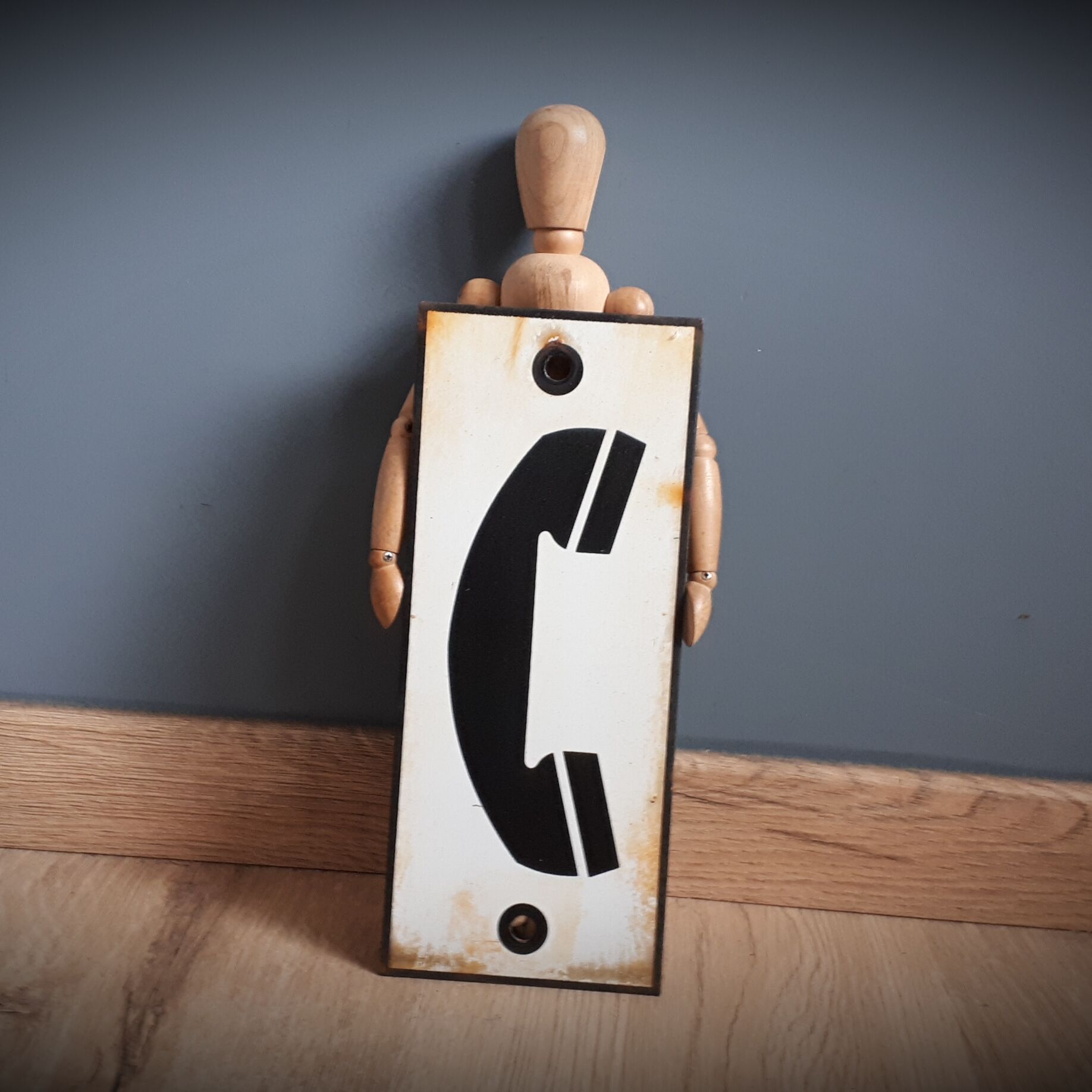 Enamelled phone plate