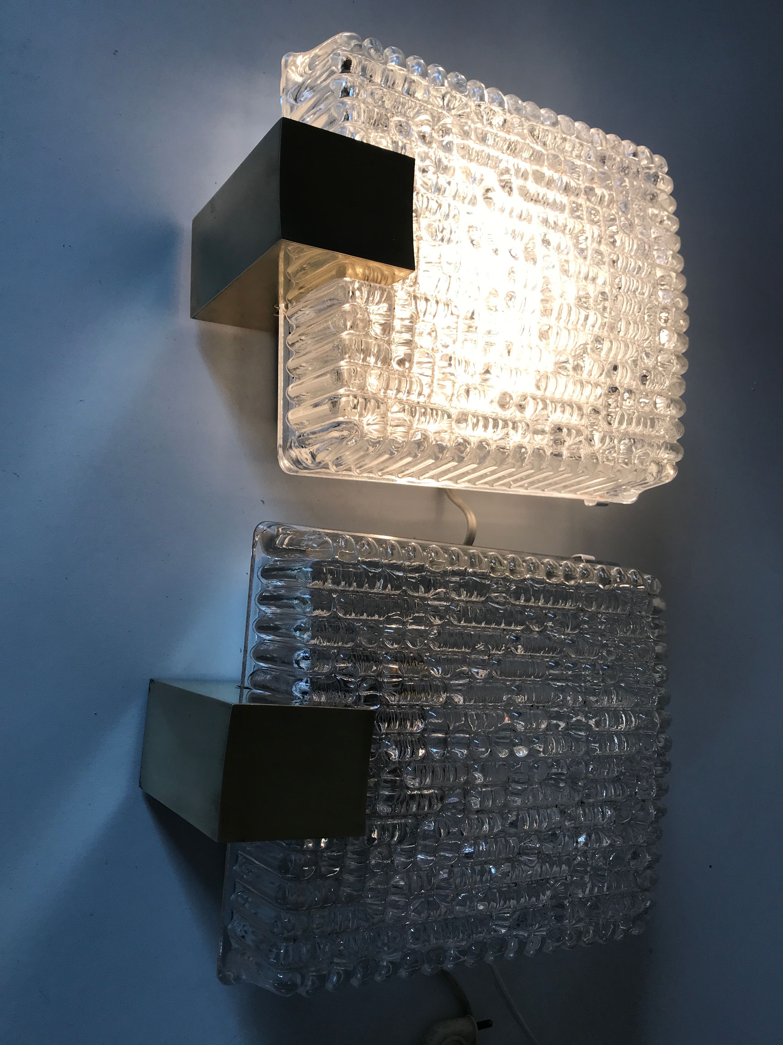 Paire d’appliques dalle de verre et laiton design 70