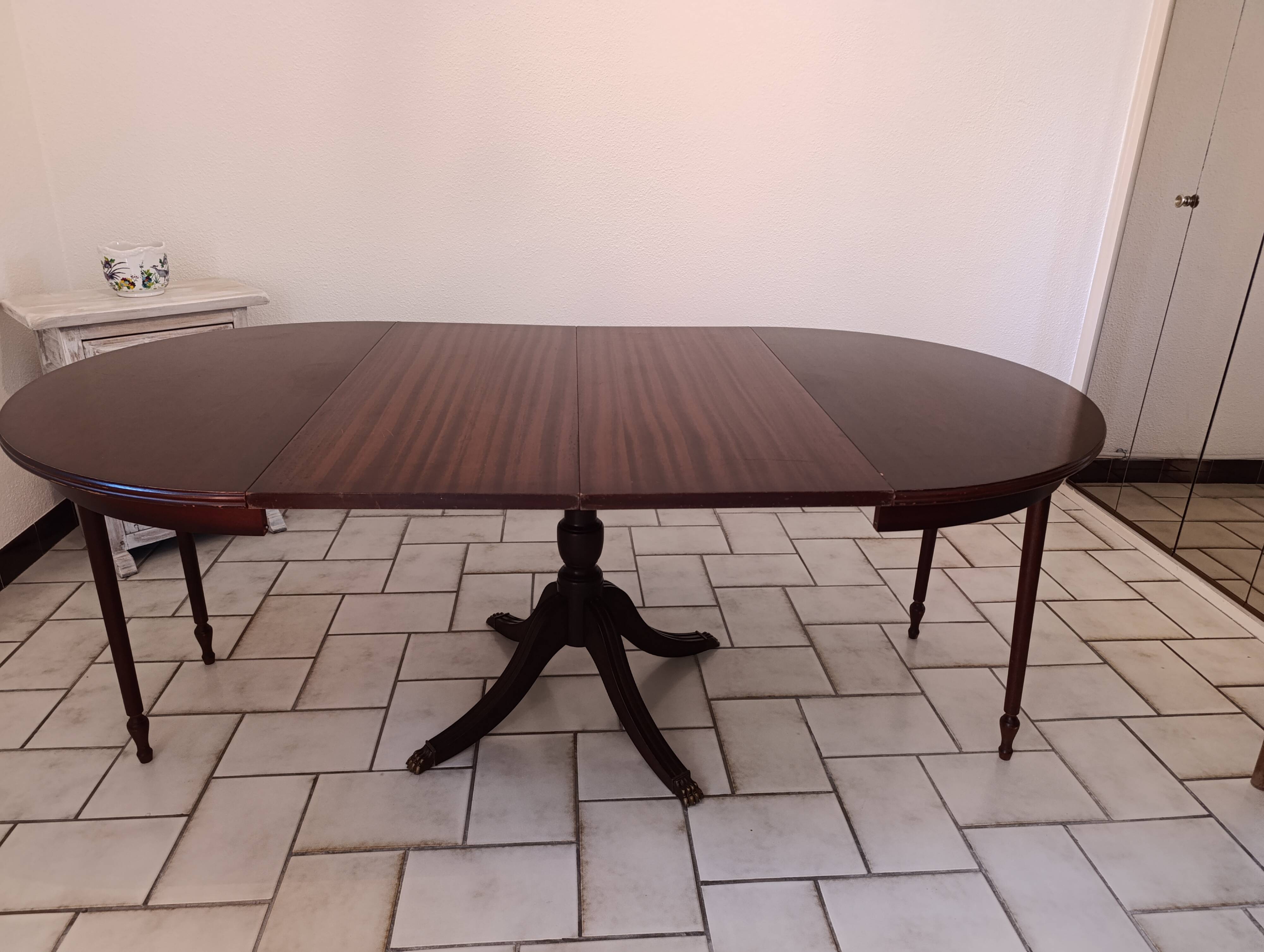Table and chairs made of mahogany wood.