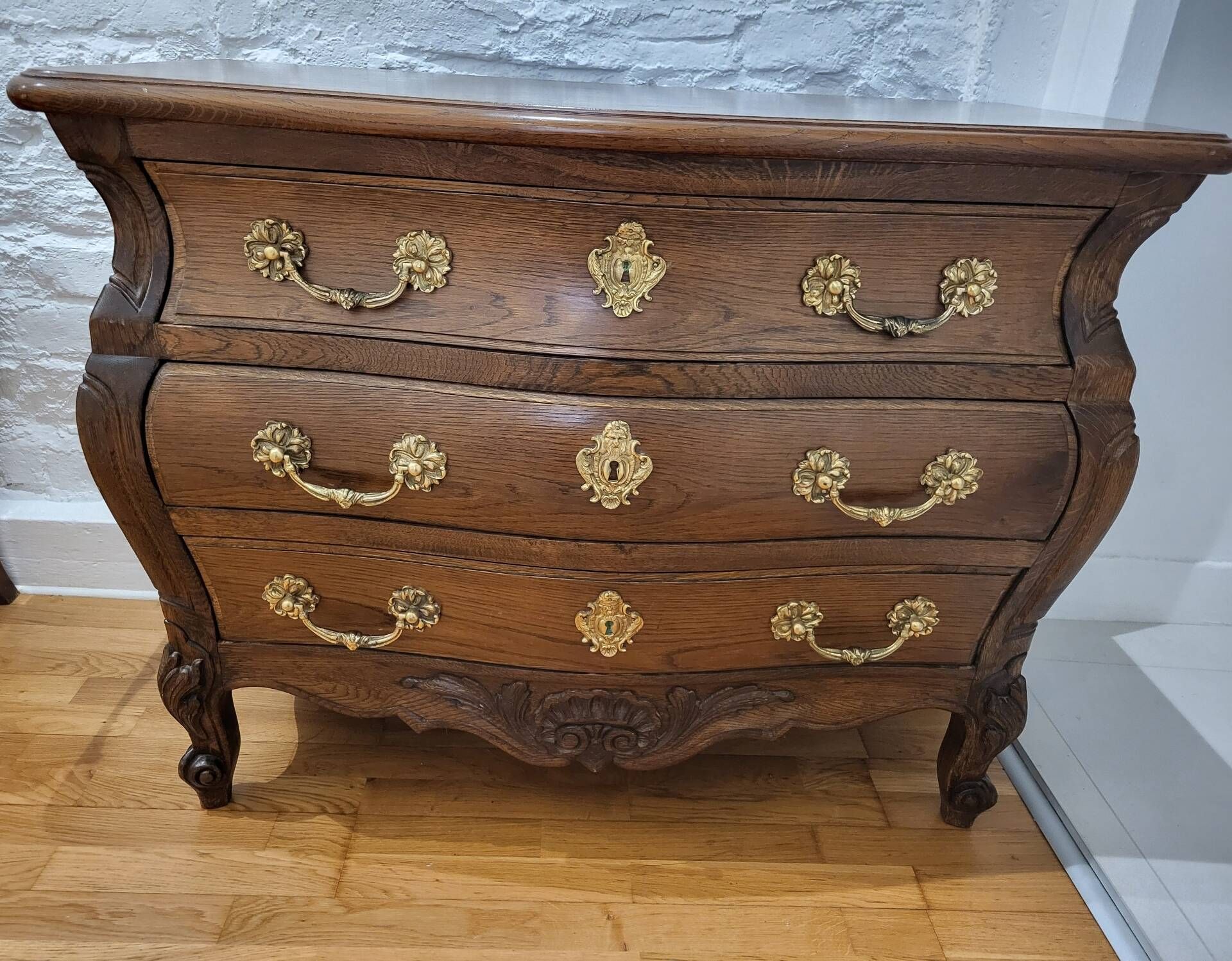 Curved commode in Louis XV / Regency style in solid oak.