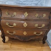 Commode galbée style Louis XV / régence en chêne massif