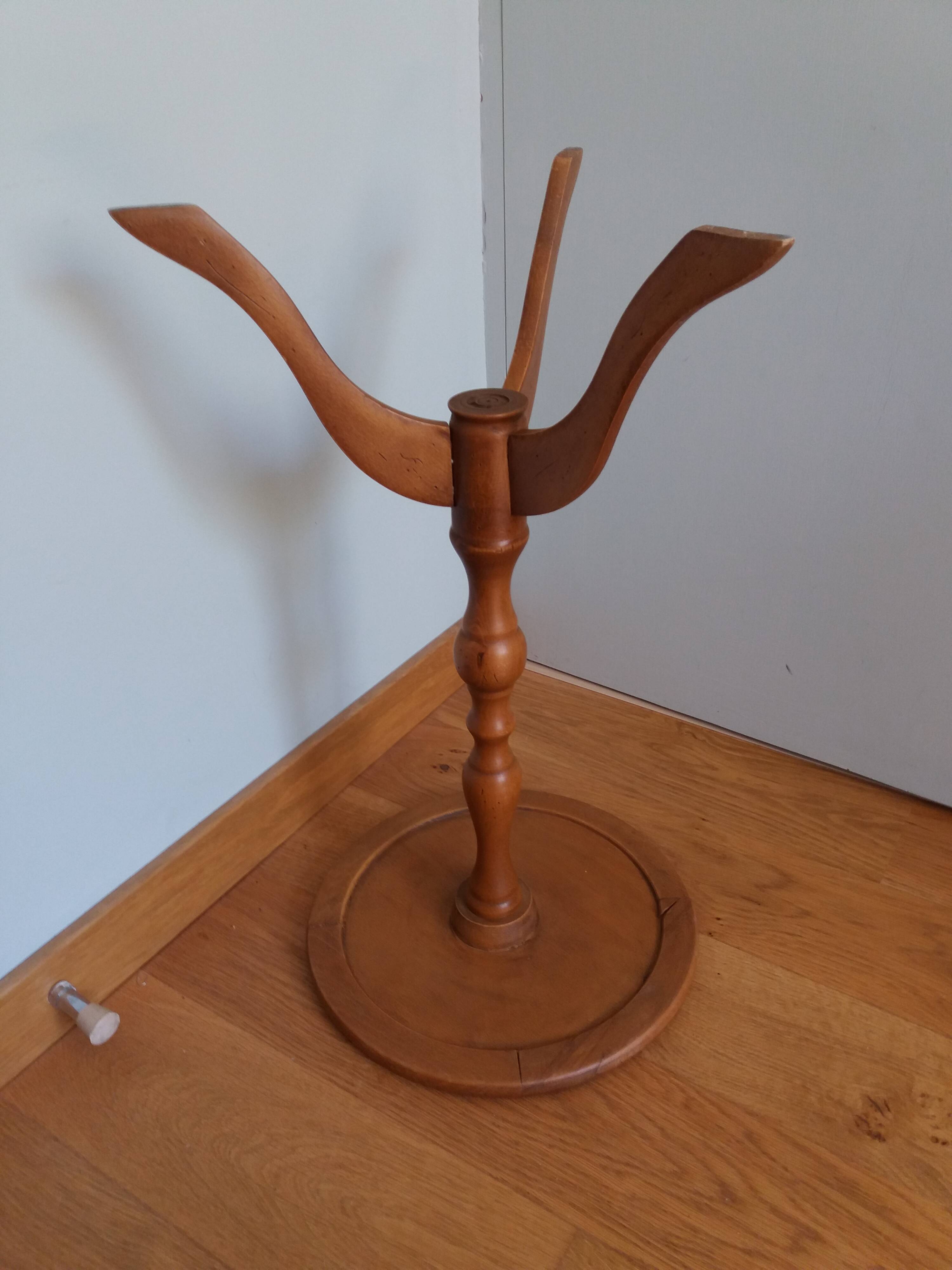 Tripod pedestal table
