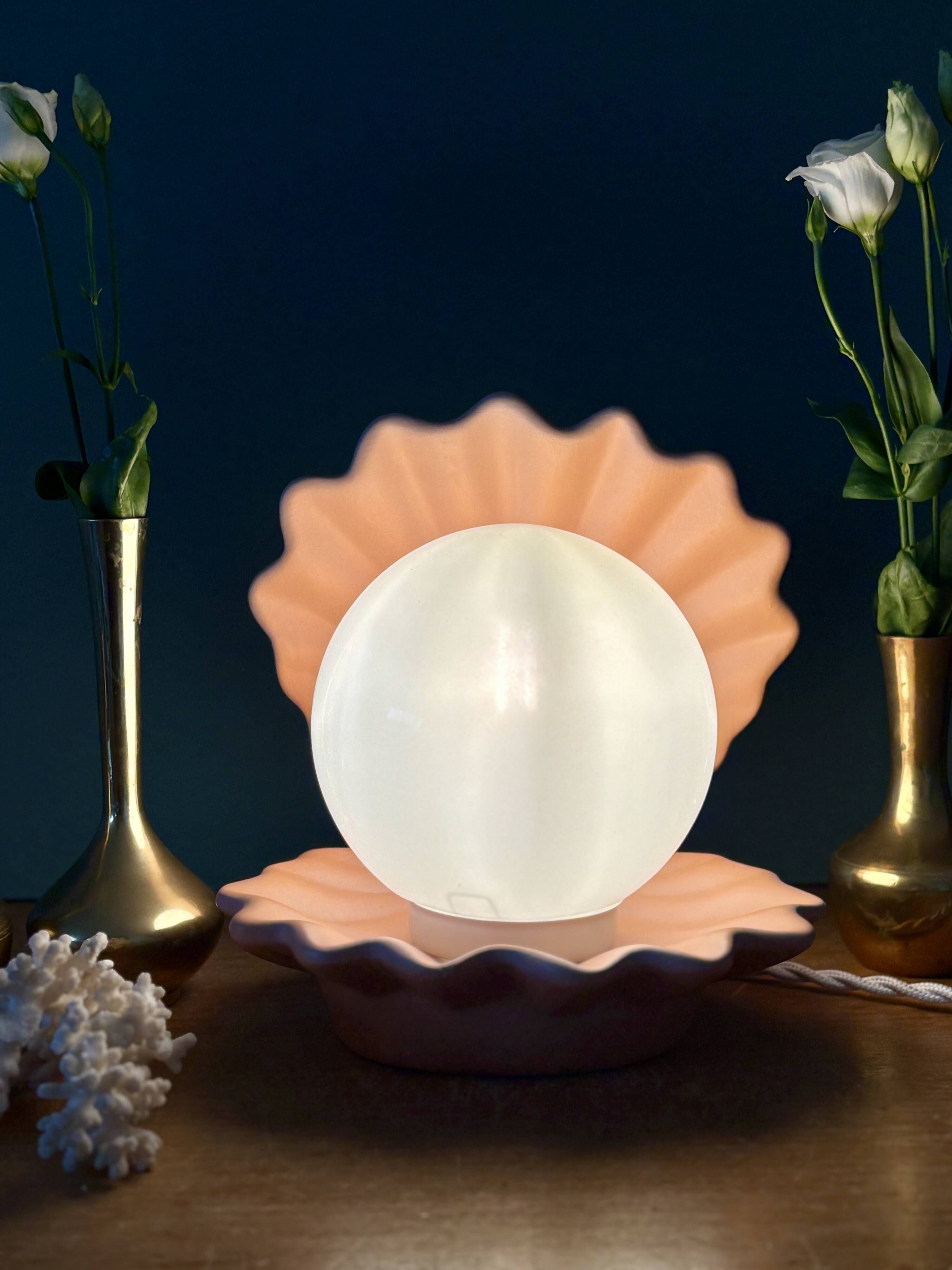 Lampe vintage en forme de coquillage en céramique et opaline.