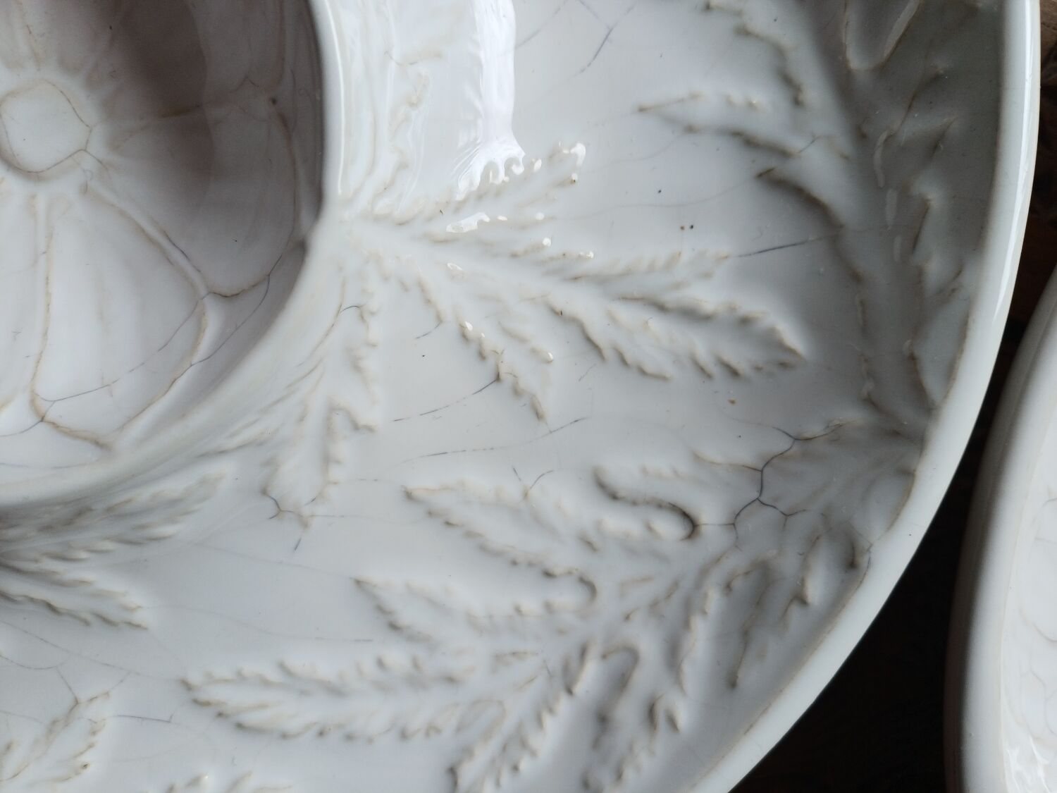 4 barbotine plates with artichoke pattern from Bordallo.