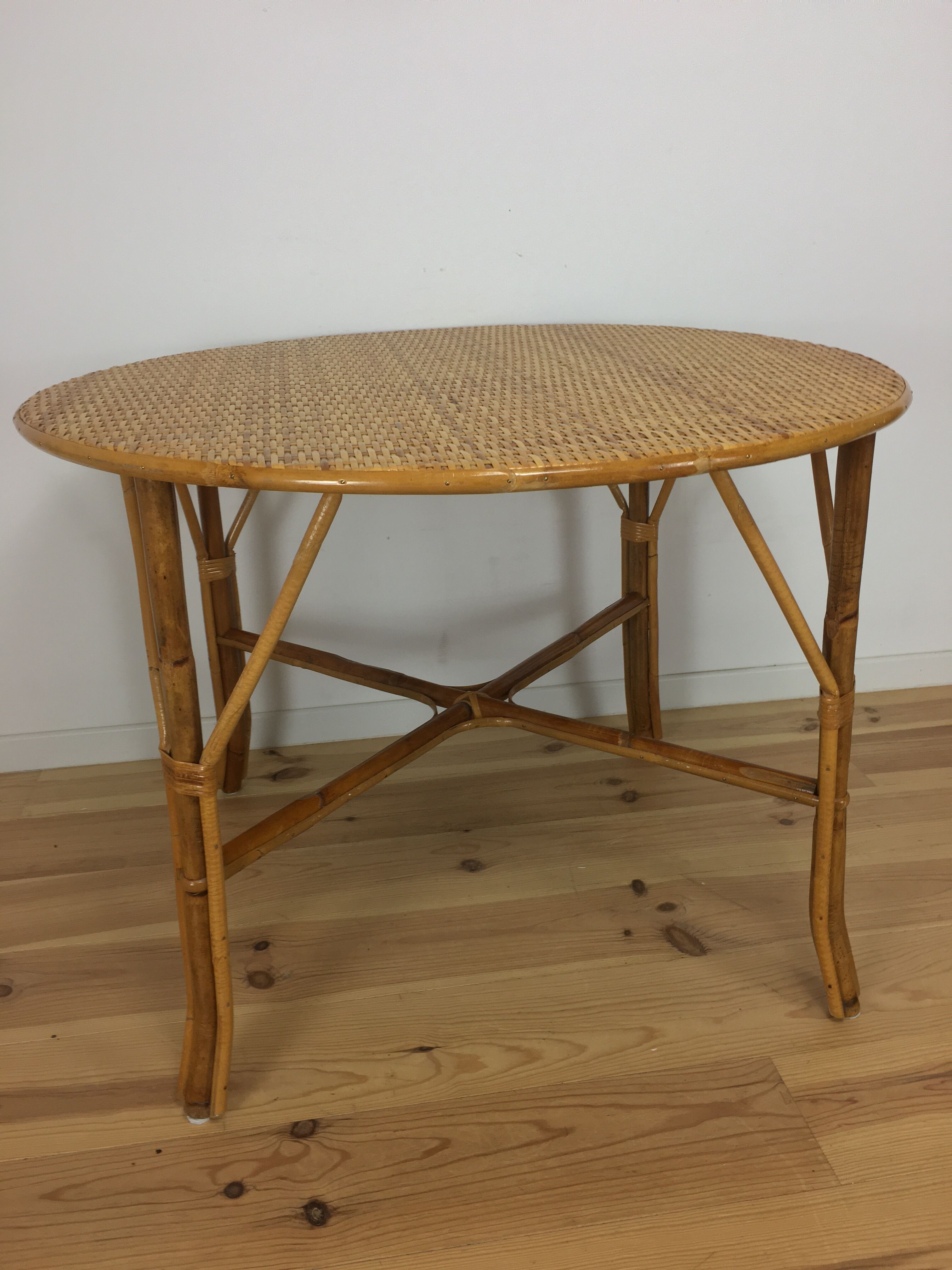 Round dining table 4 people rattan