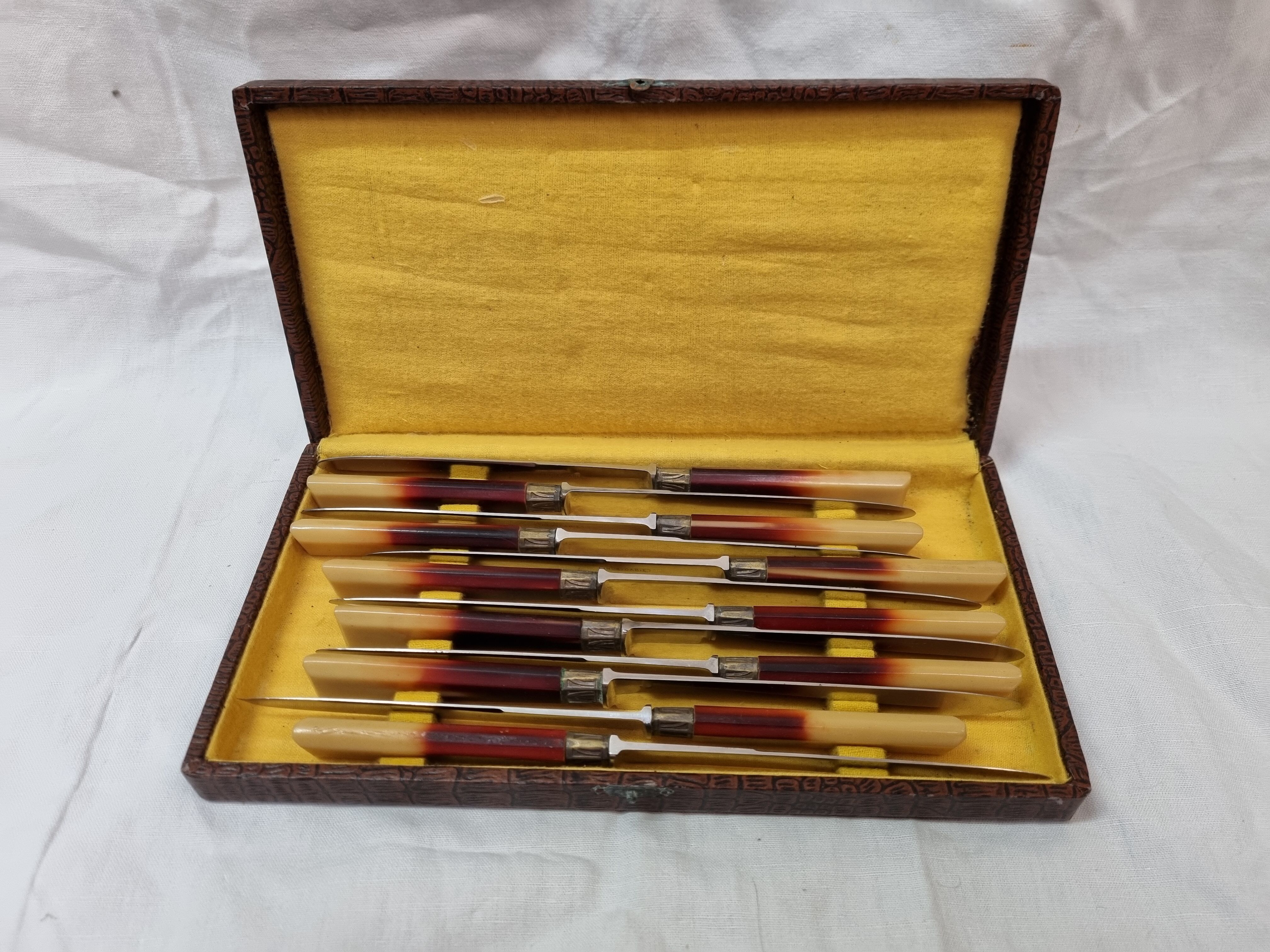 12 Bakelite knives from 1940