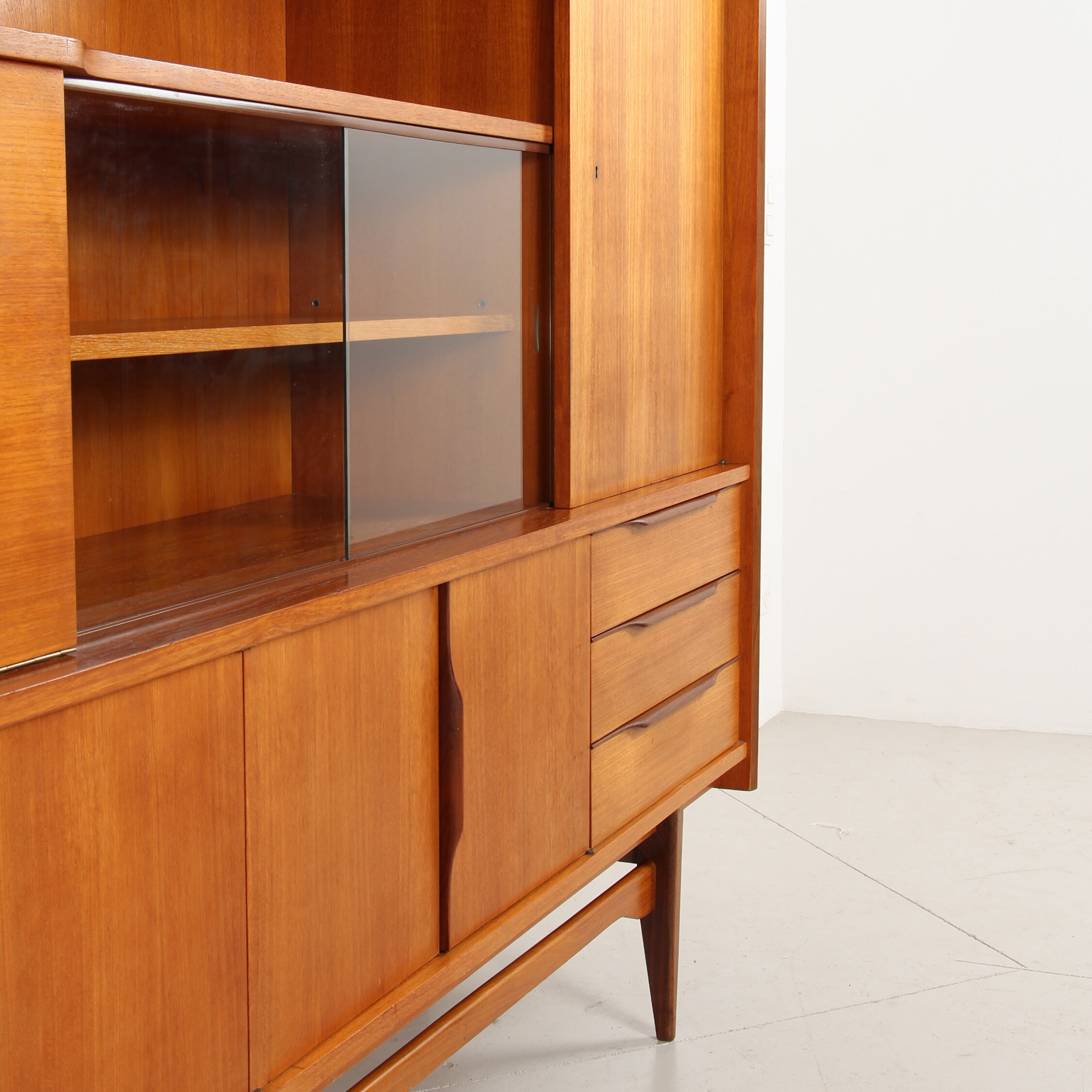 Scandinavian high row in teak