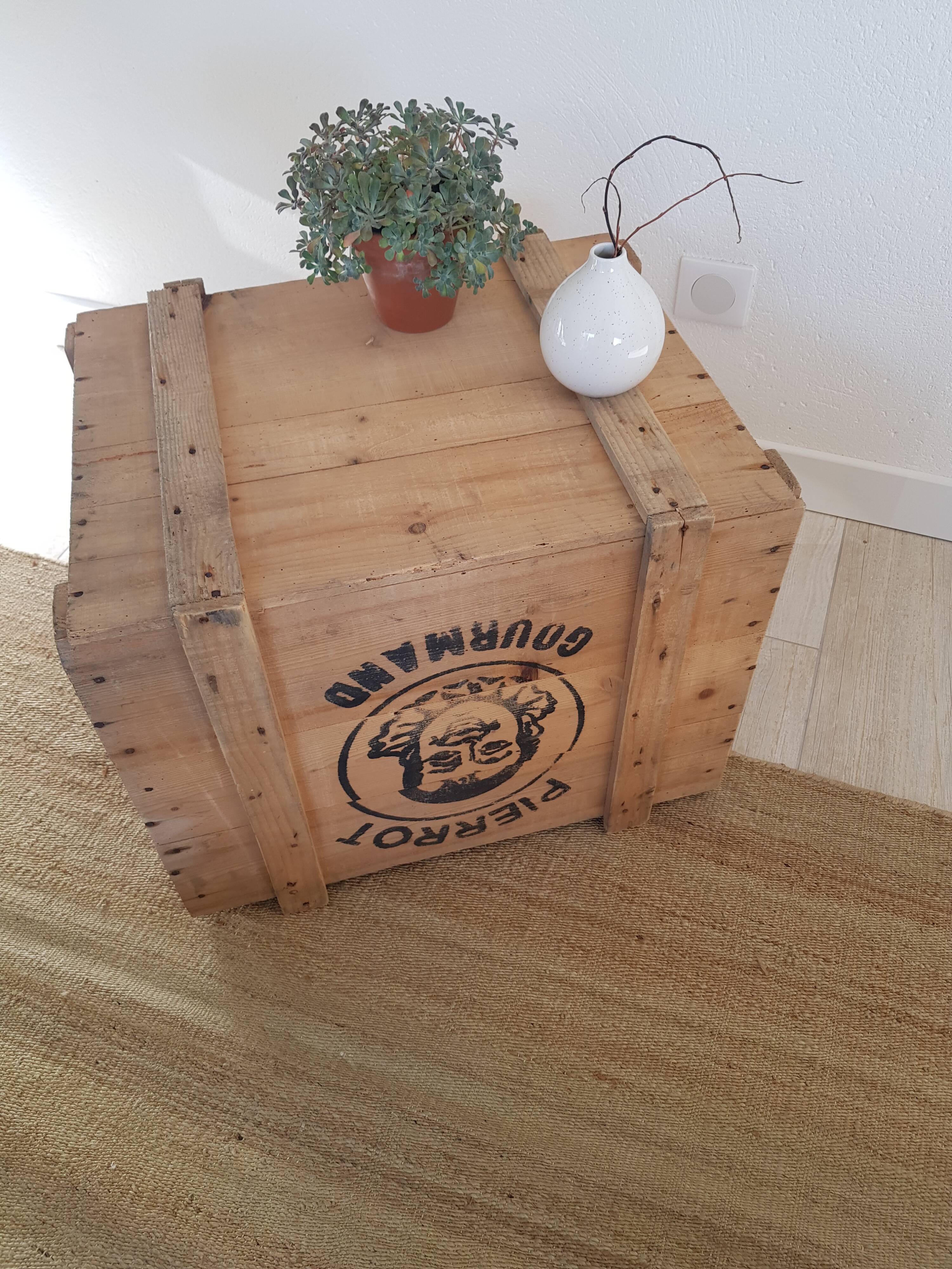 Former pierrot Gourmand wood crate