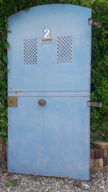 Porte portail H205xL103 ancienne en fer cintrée avec boite aux lettres