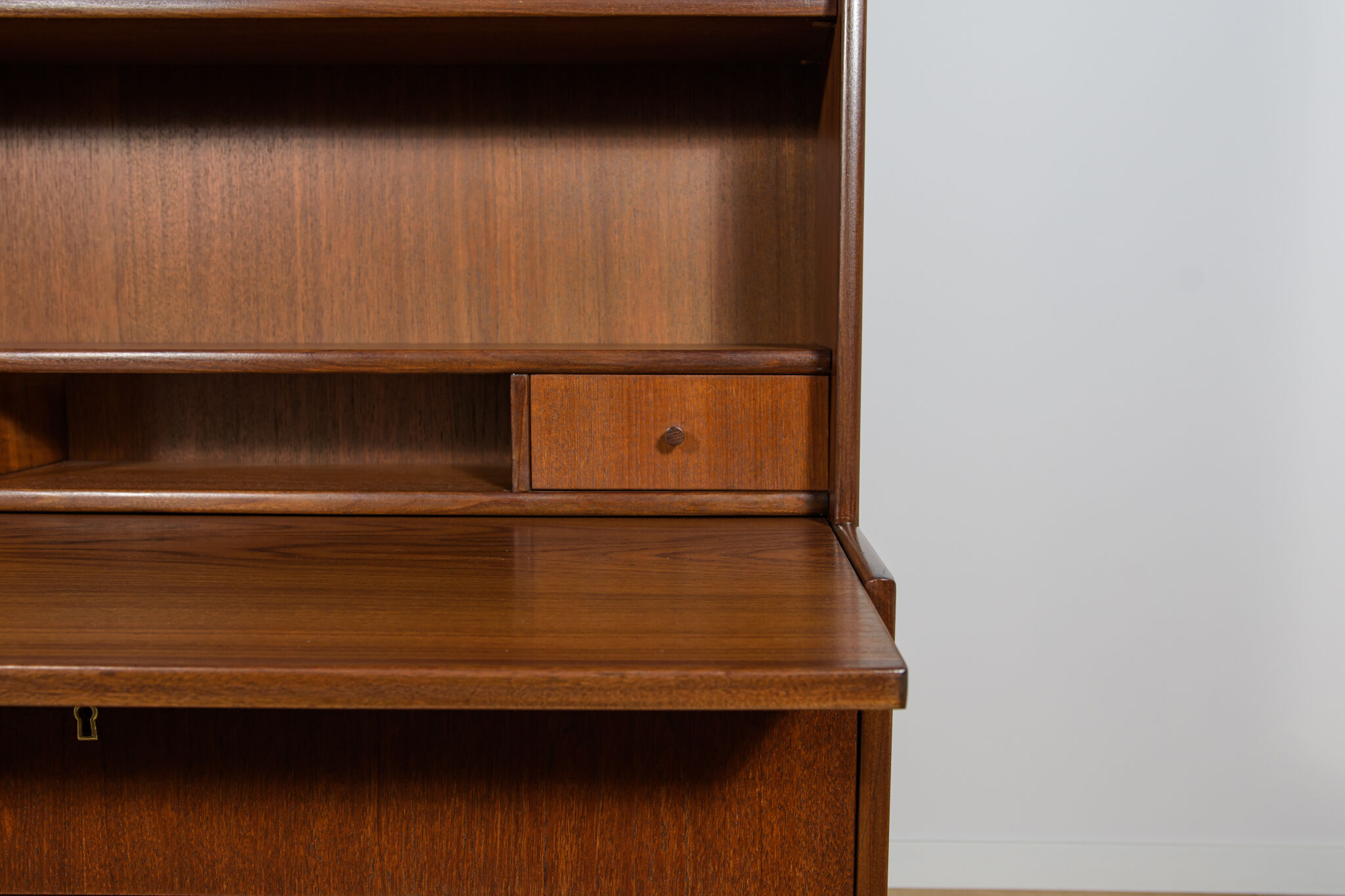 Mid-century teak shelf with pull-out top, Denmark, 1960s