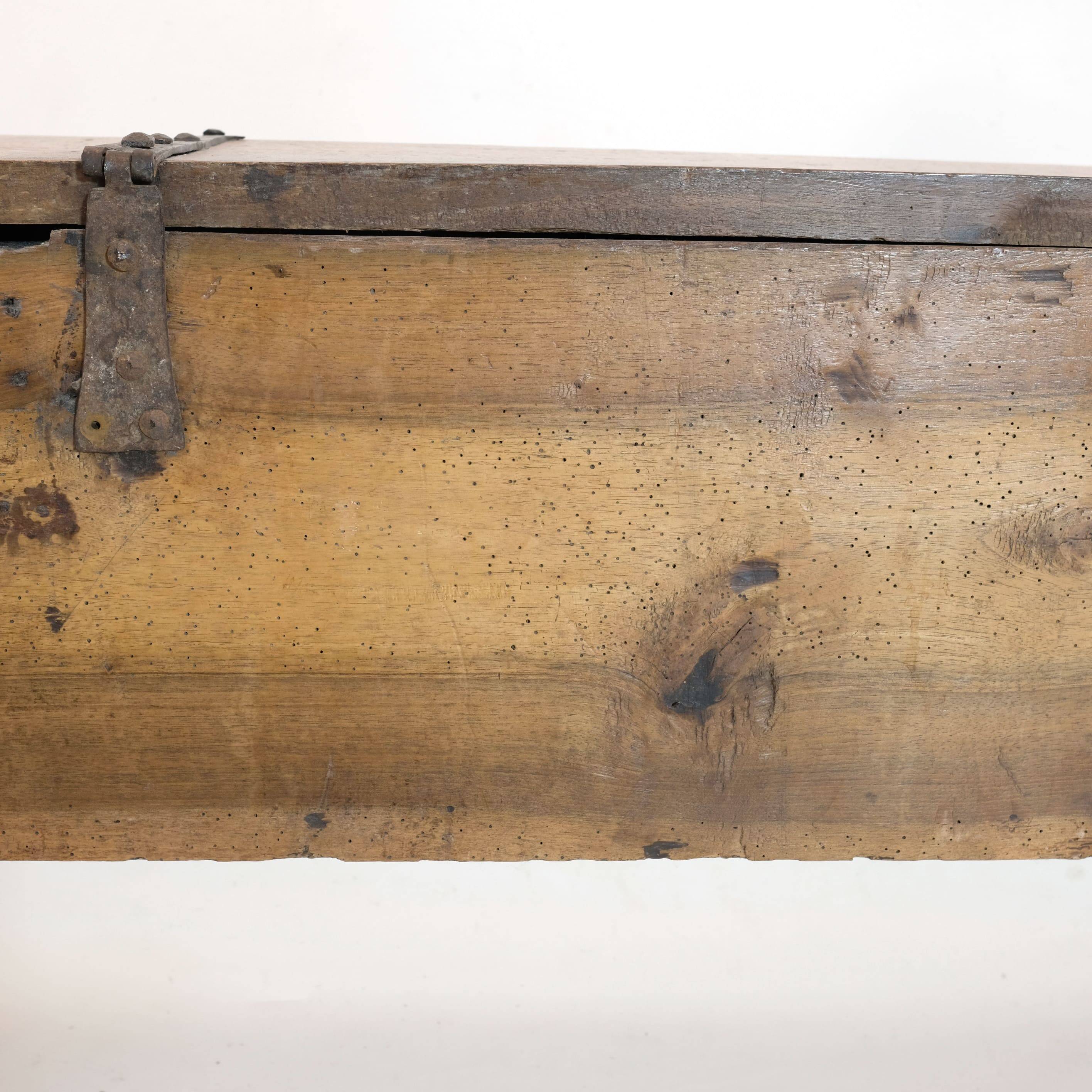 Long walnut grain chest forming a bench, 220cm.