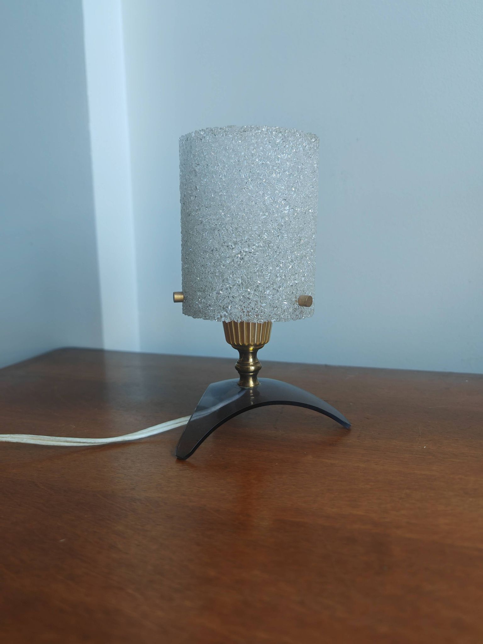 Vintage tripod lamp 60s/70s – Smoked Plexiglass, Brass & Frosted granite glass