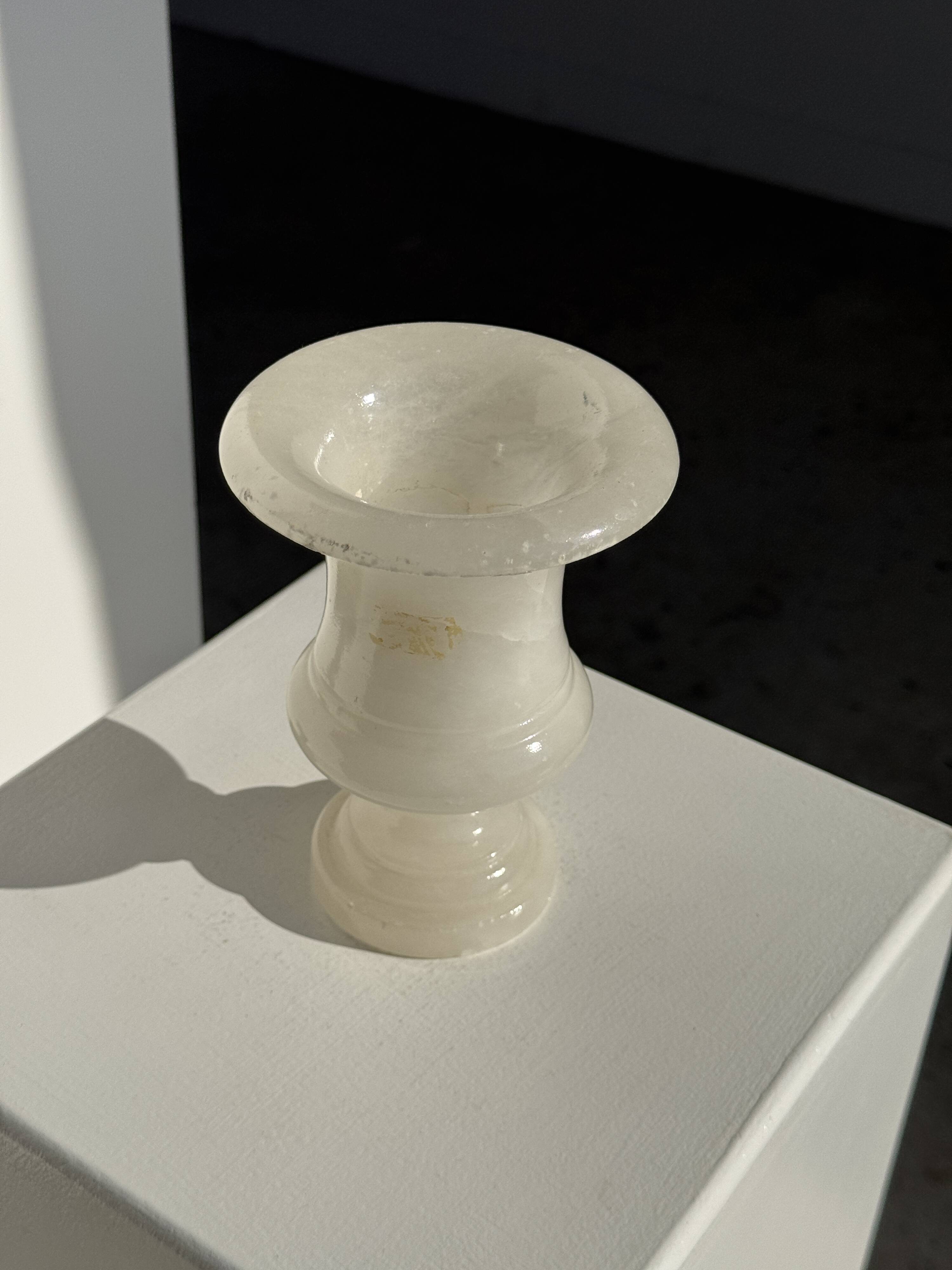 Small Médicis vase in alabaster H15.5 D11