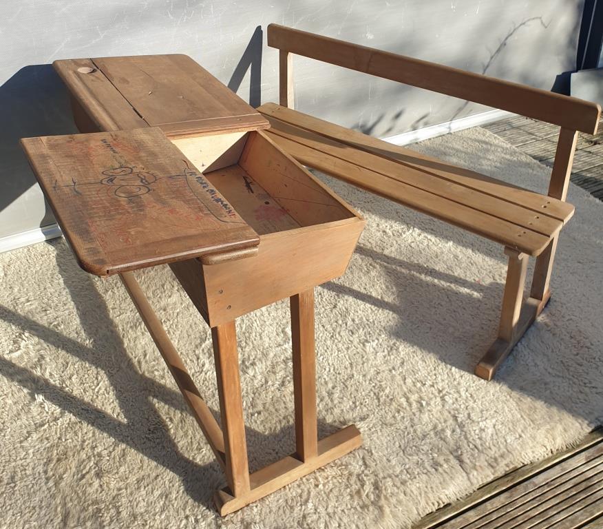Bureau d'écolier pupitre double et son banc graffitis