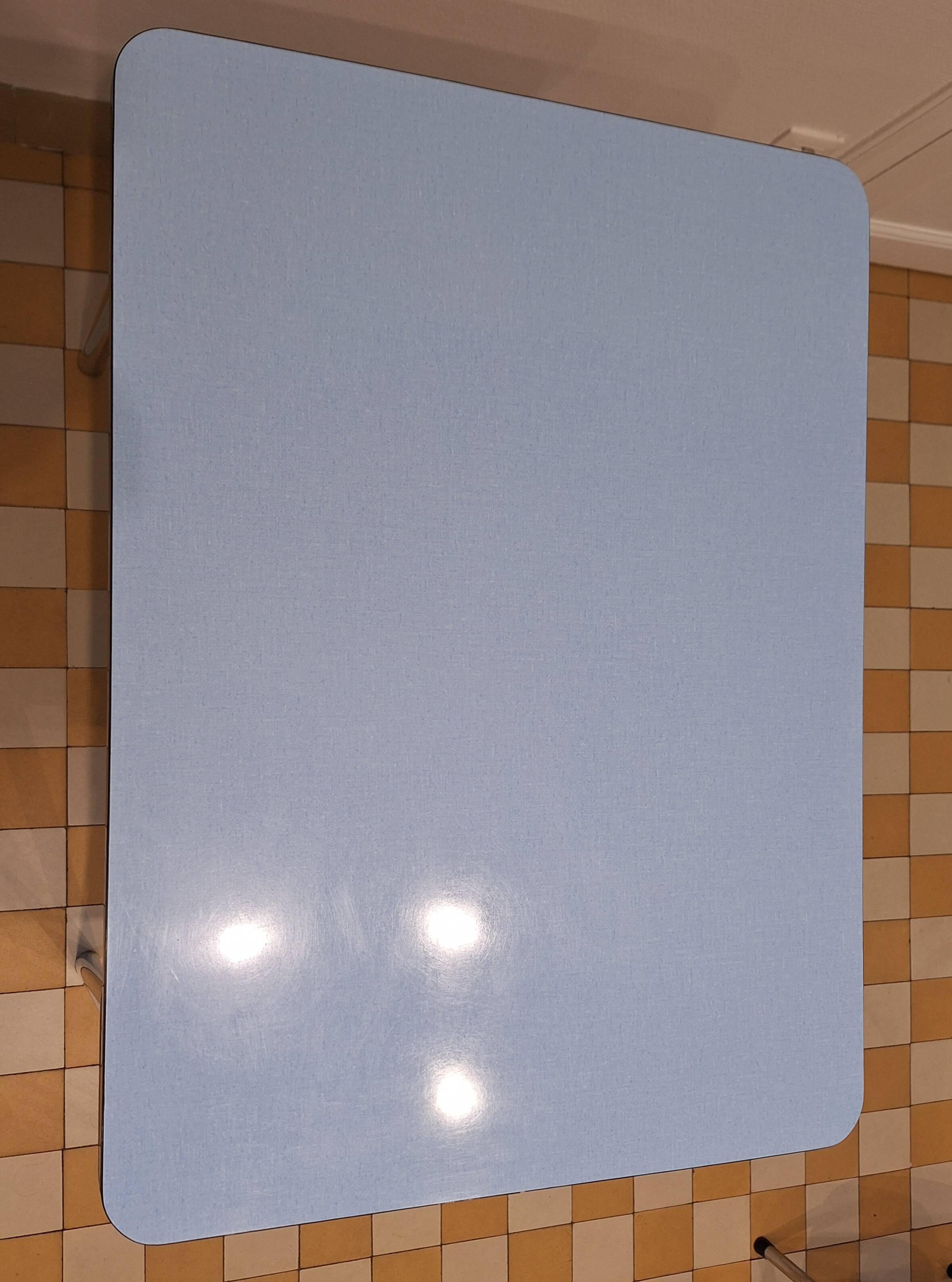 Table et chaises formica bleu