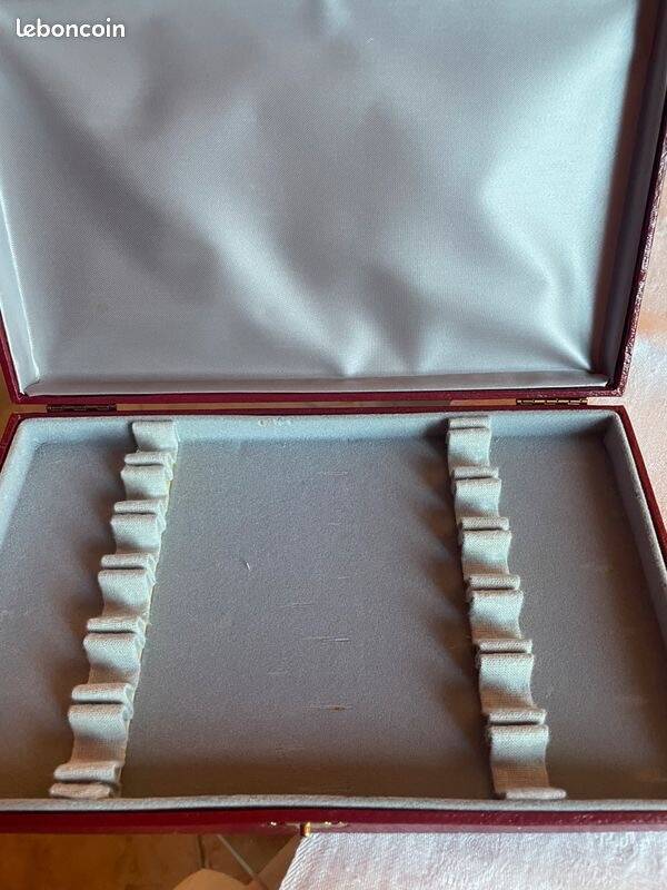 Box of 12 fine table knives from the late 19th century in horn.