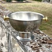 Grand seau à champagne en aluminium avec poignées dorées.