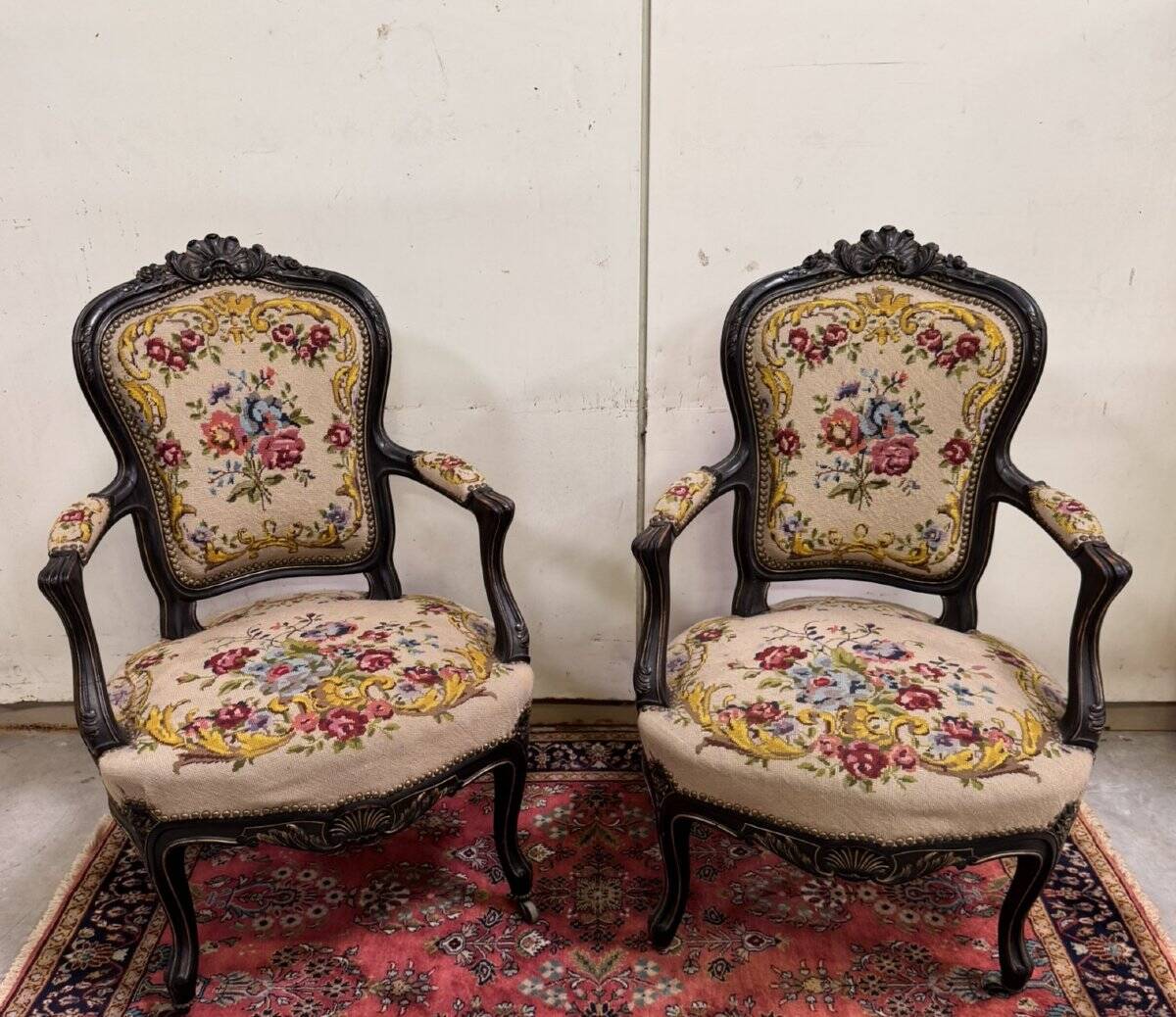 Paire de fauteuils style Louis XV en bois noirci, vers 1850