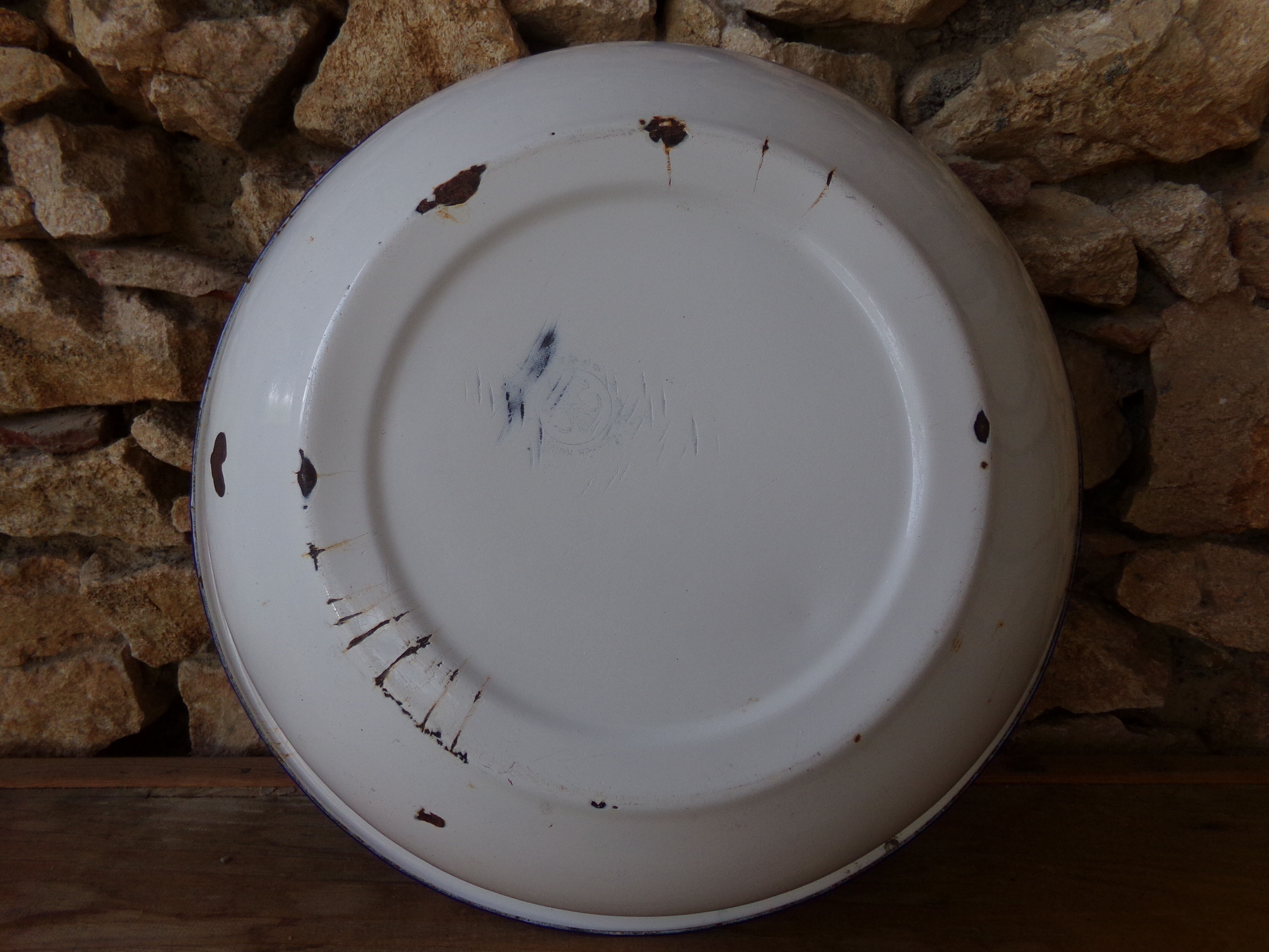 Enamelled sheet metal basin floral decoration